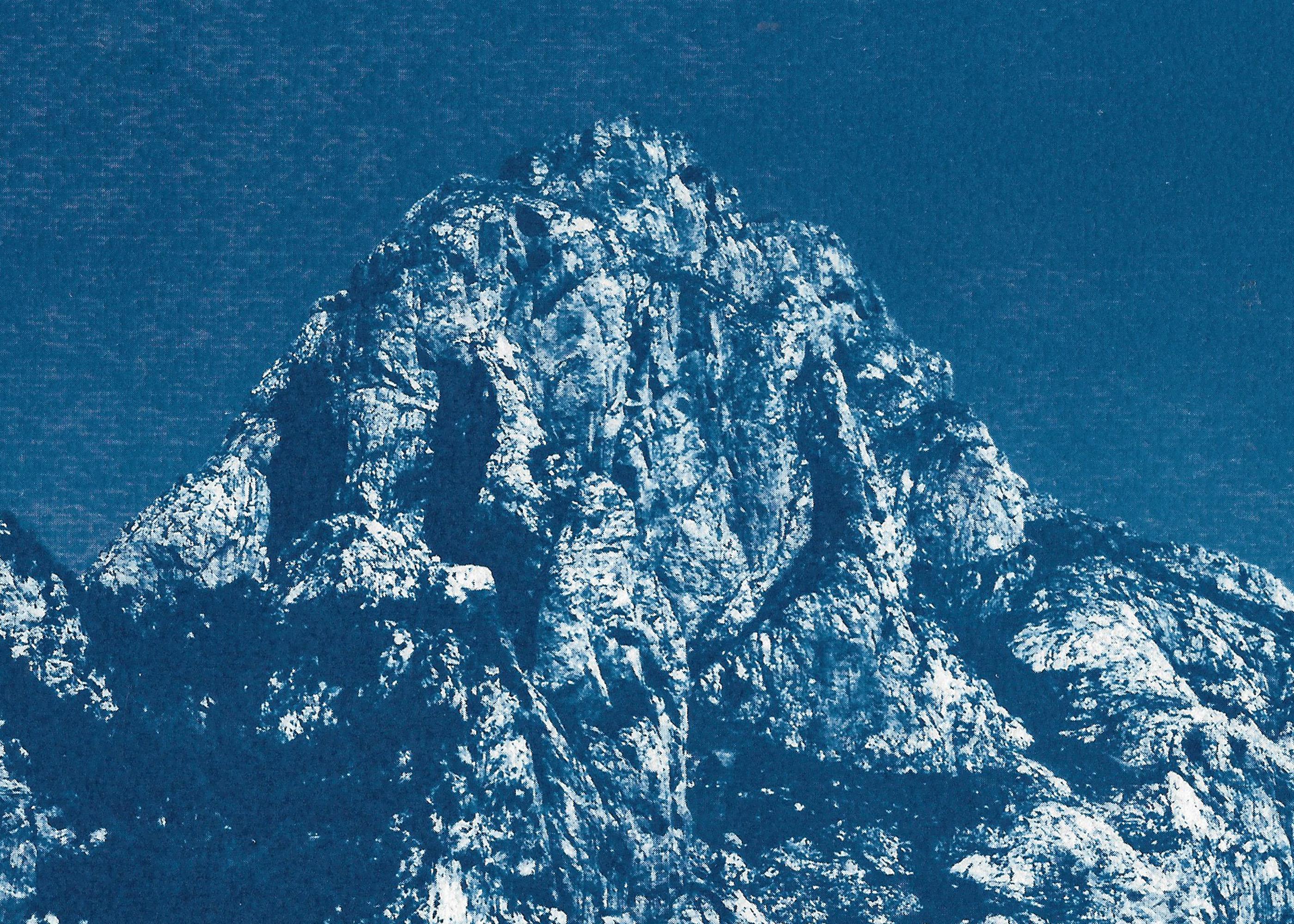 Yosemite Blue Mountain, Cyanotypie auf Aquarellpapier, Landschaft in Indigo (Blau), Landscape Print, von Kind of Cyan