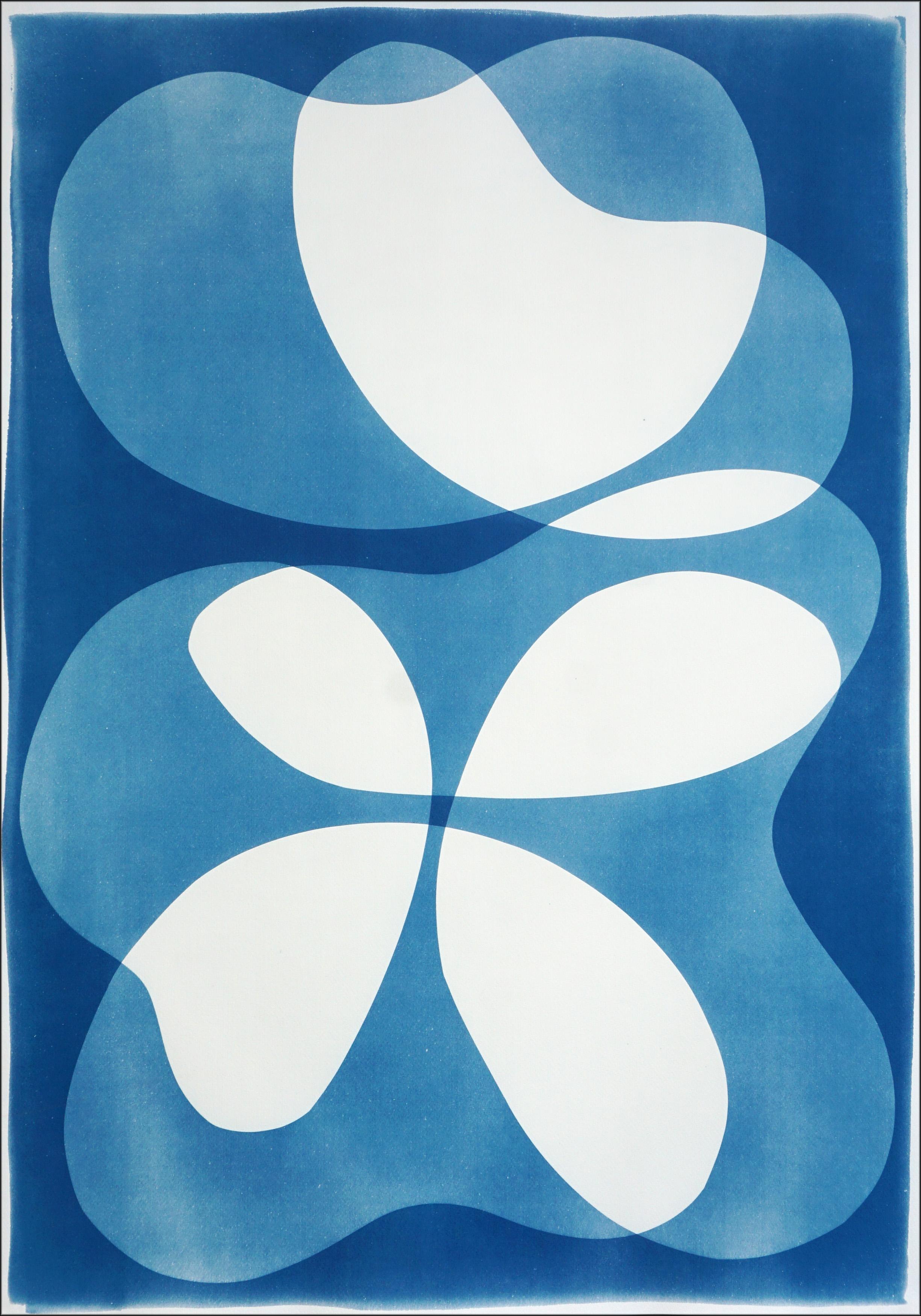 Kind of Cyan Abstract Print – Abstrakter kurviger Stuhl, Sperrholzmöbel, organische Monotypie Cyanotypie in Blau