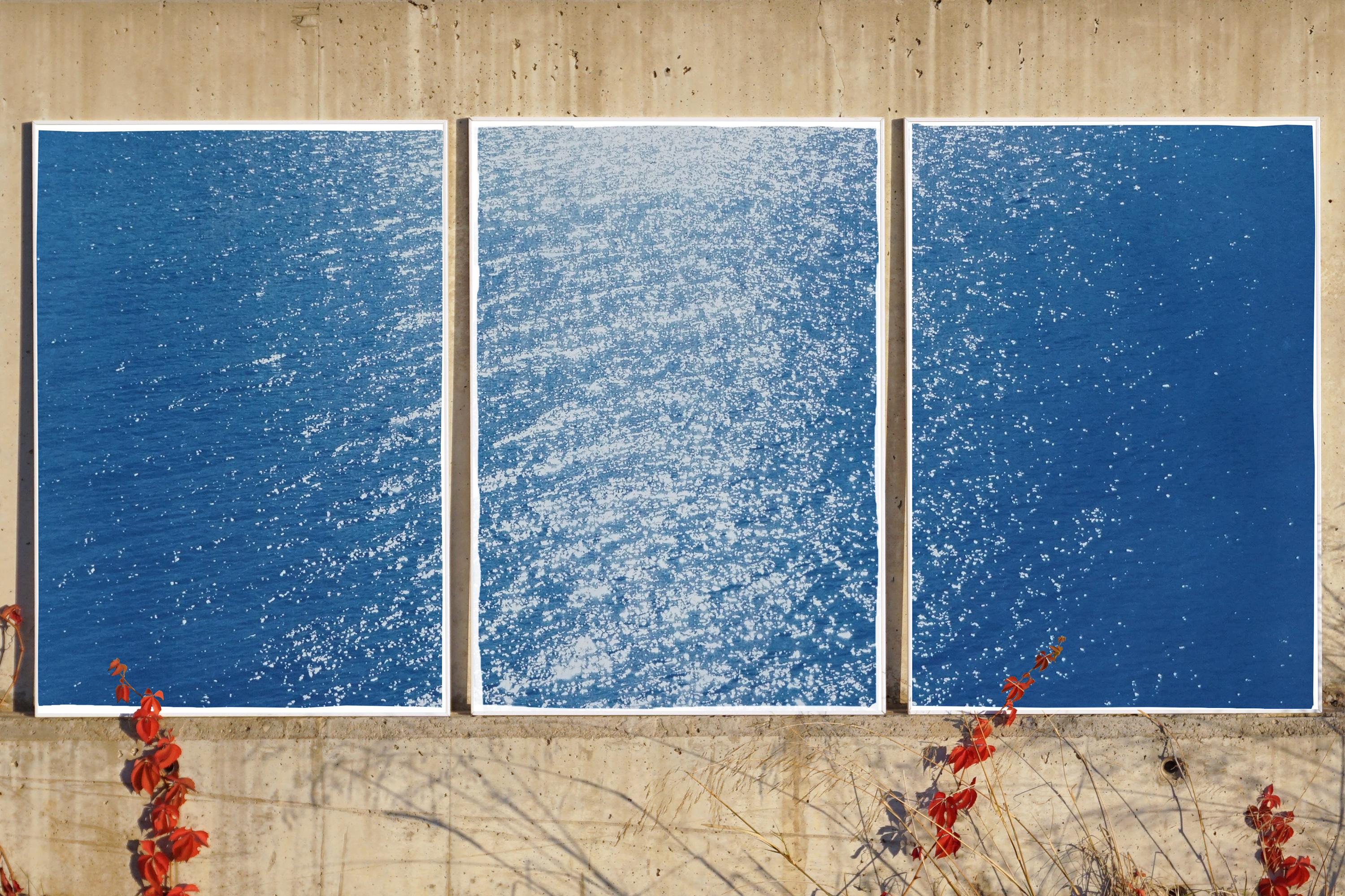 Paysage marin de la côte amalfitaine, Triptyque nautique cyanotype sur papier, baie de Sunrise, bleu - Print de Kind of Cyan