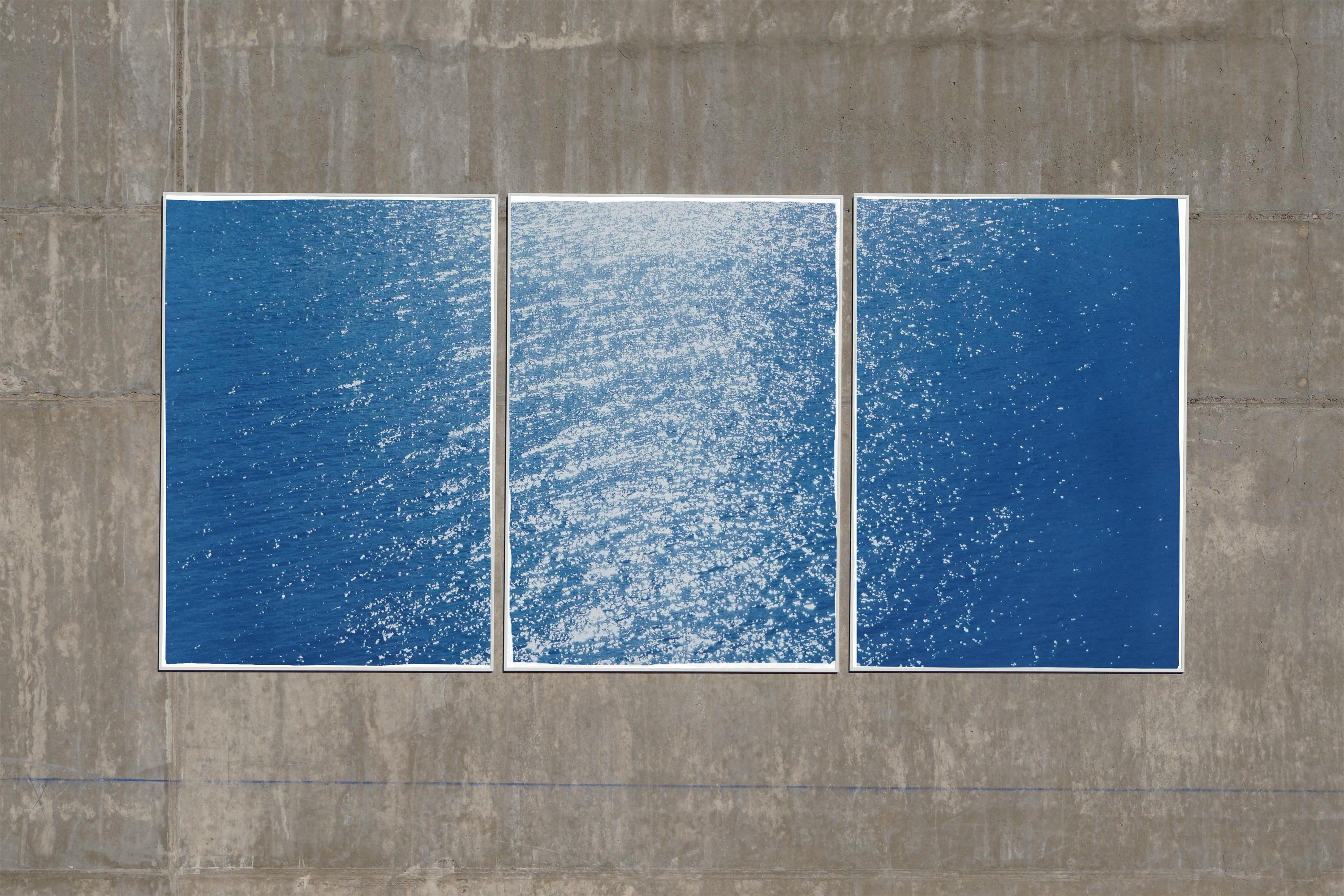 Paysage marin de la côte amalfitaine, Triptyque nautique cyanotype sur papier, baie de Sunrise, bleu - Minimaliste Print par Kind of Cyan