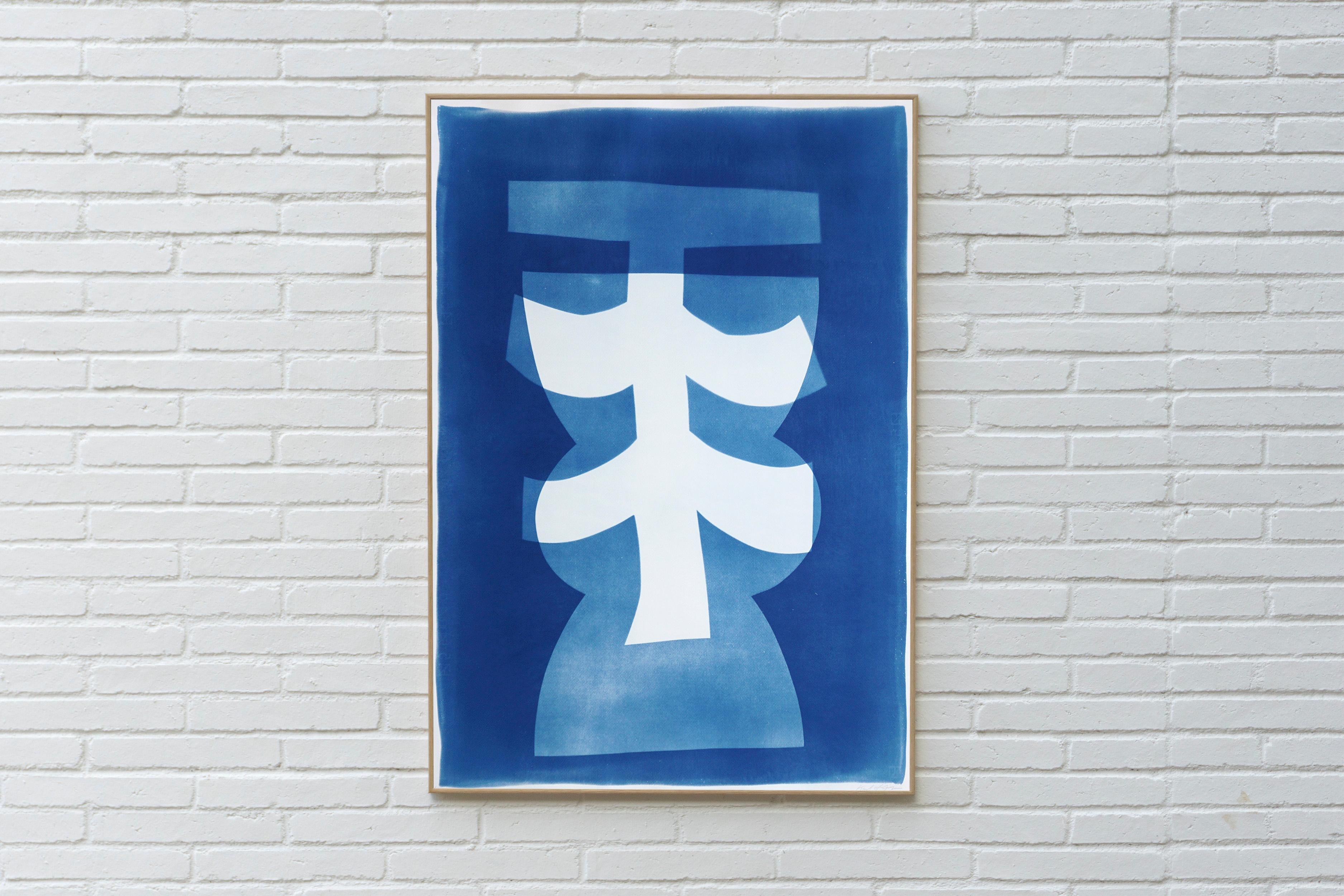 Asiatisches Totem in Weiß und Blau, einzigartige Monotypie Cyanotypie auf Aquarellpapier – Print von Kind of Cyan
