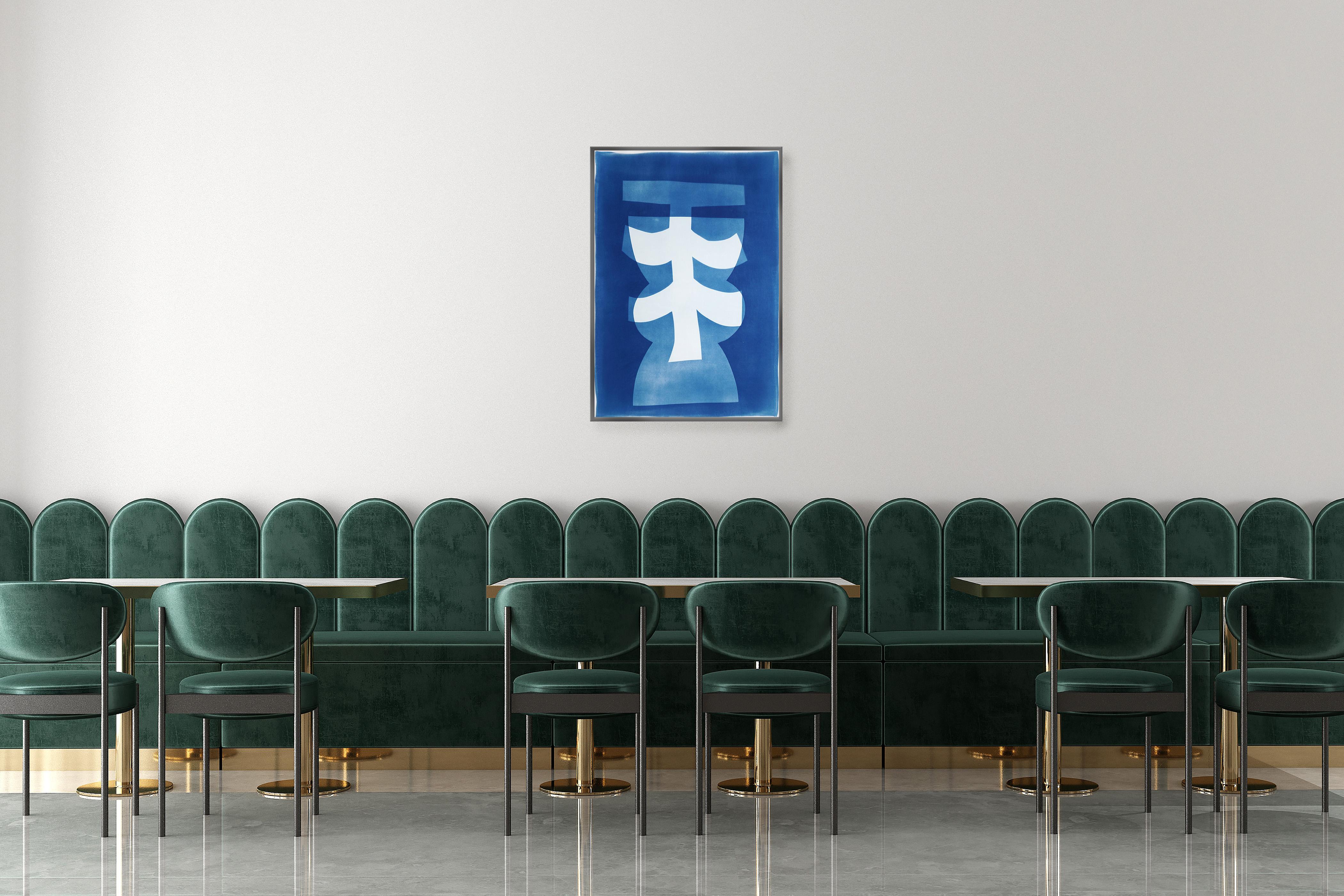 Asiatisches Totem in Weiß und Blau, einzigartige Monotypie Cyanotypie auf Aquarellpapier (Dada), Print, von Kind of Cyan