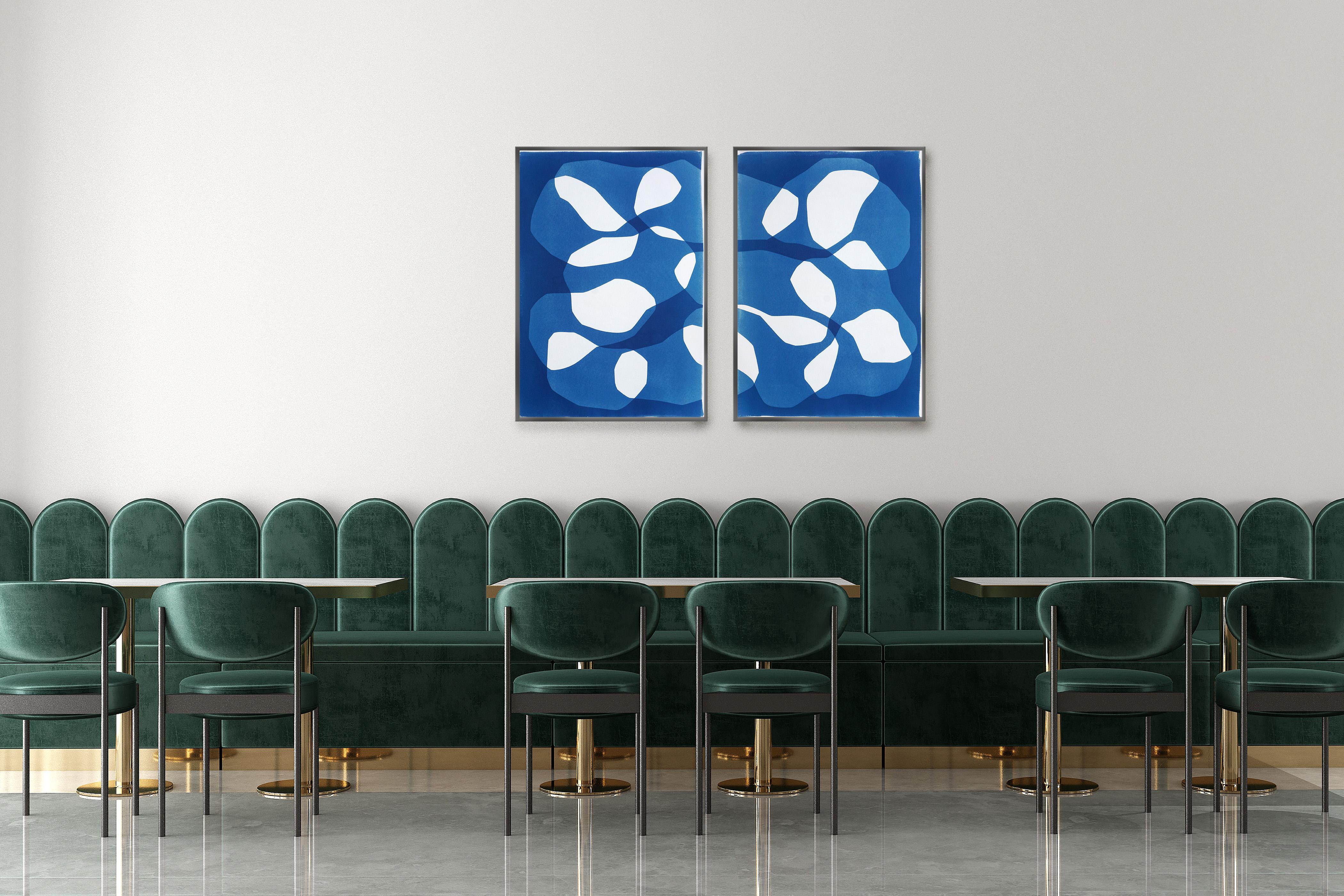 Cintura di asteroidi I, dittico astratto in bianco e blu, monotipo cianotipico su carta - Print Astrattismo geometrico di Kind of Cyan
