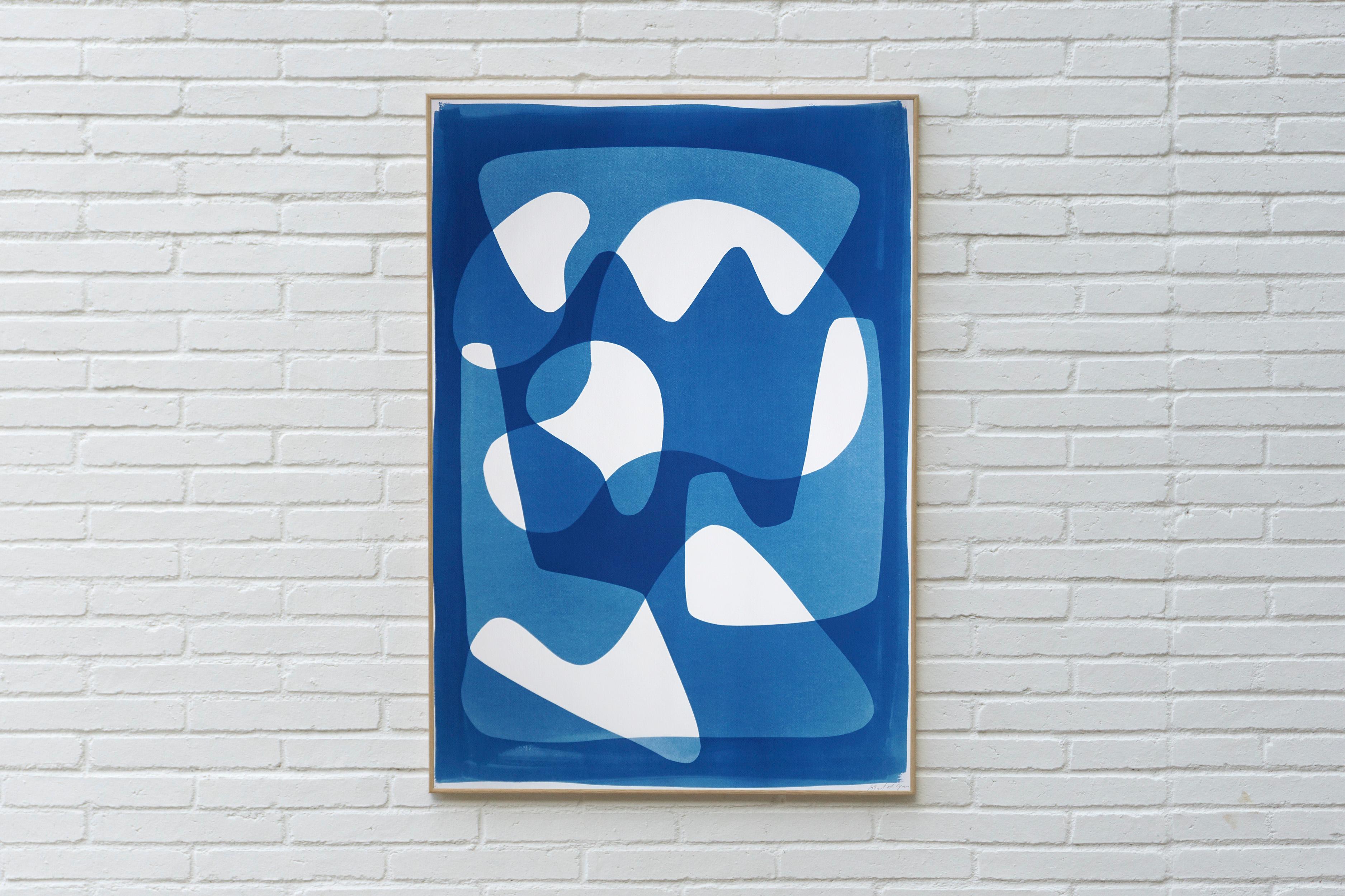 Blau und Weiß, Moderne Formen der Jahrhundertmitte, Organische schwebende Formen Cyanotypie 2025 – Print von Kind of Cyan