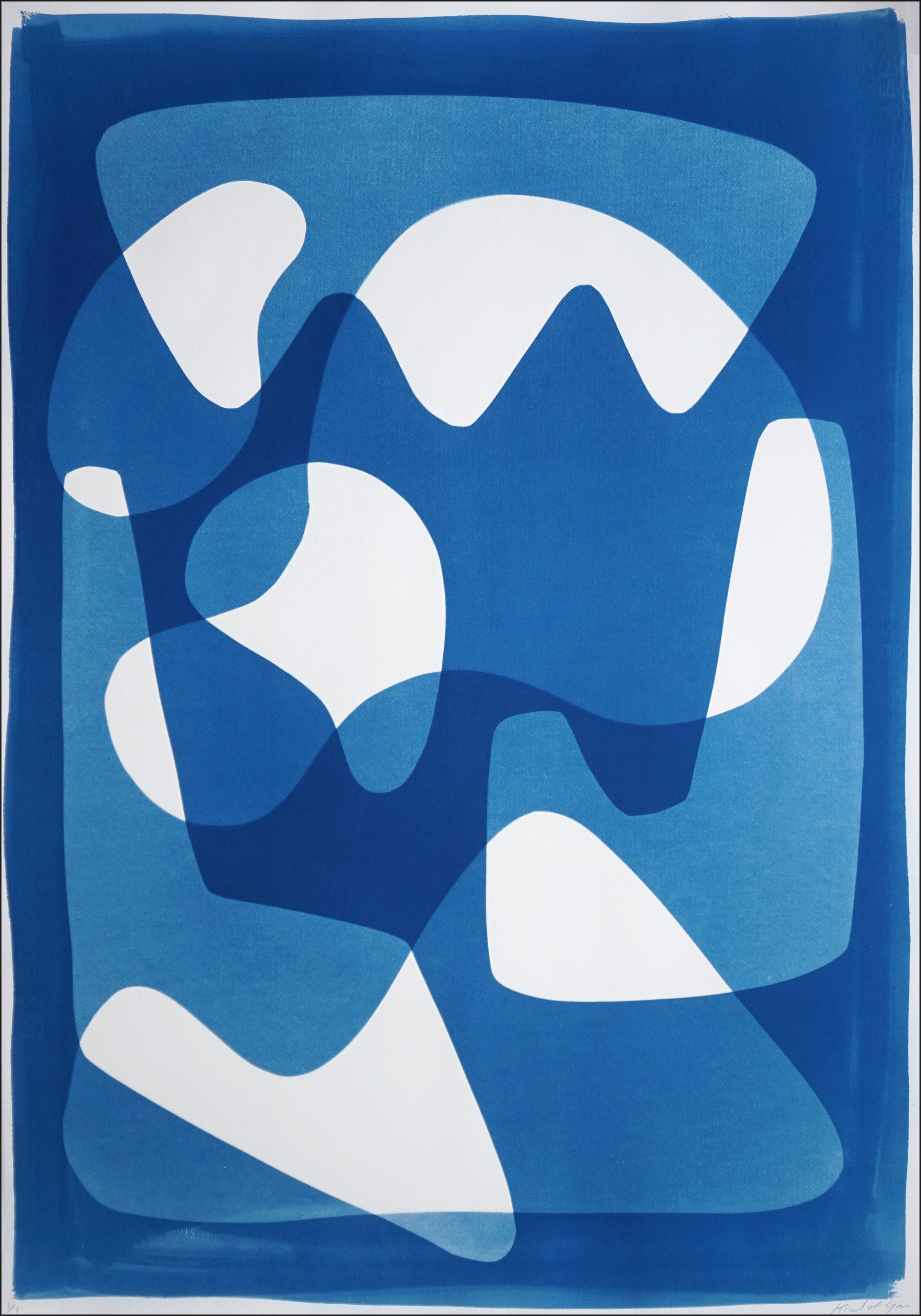 Mid-Century Shapes X ist eine fesselnde Cyanotypie-Monotypie, die sich auf die visuelle Sprache der Abstraktion der Mitte des Jahrhunderts stützt. Die fließenden, ineinander greifenden Formen in sattem Preußischblau und sanften Farbverläufen laden