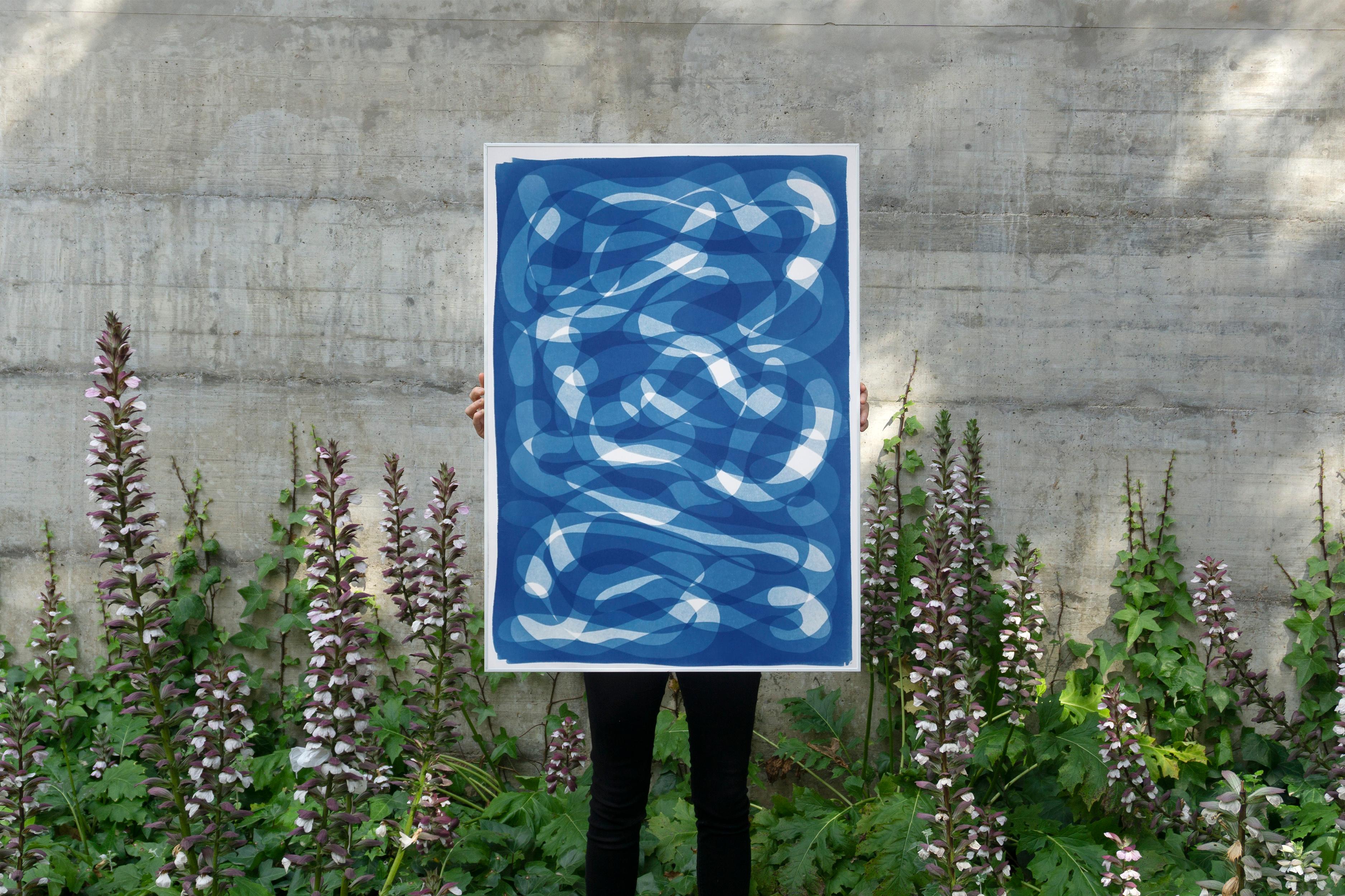 Blaue Knoten und Creolen, blaue Töne, Monotypie auf Aquarellpapier mit organischen Linien  (Geometrische Abstraktion), Photograph, von Kind of Cyan
