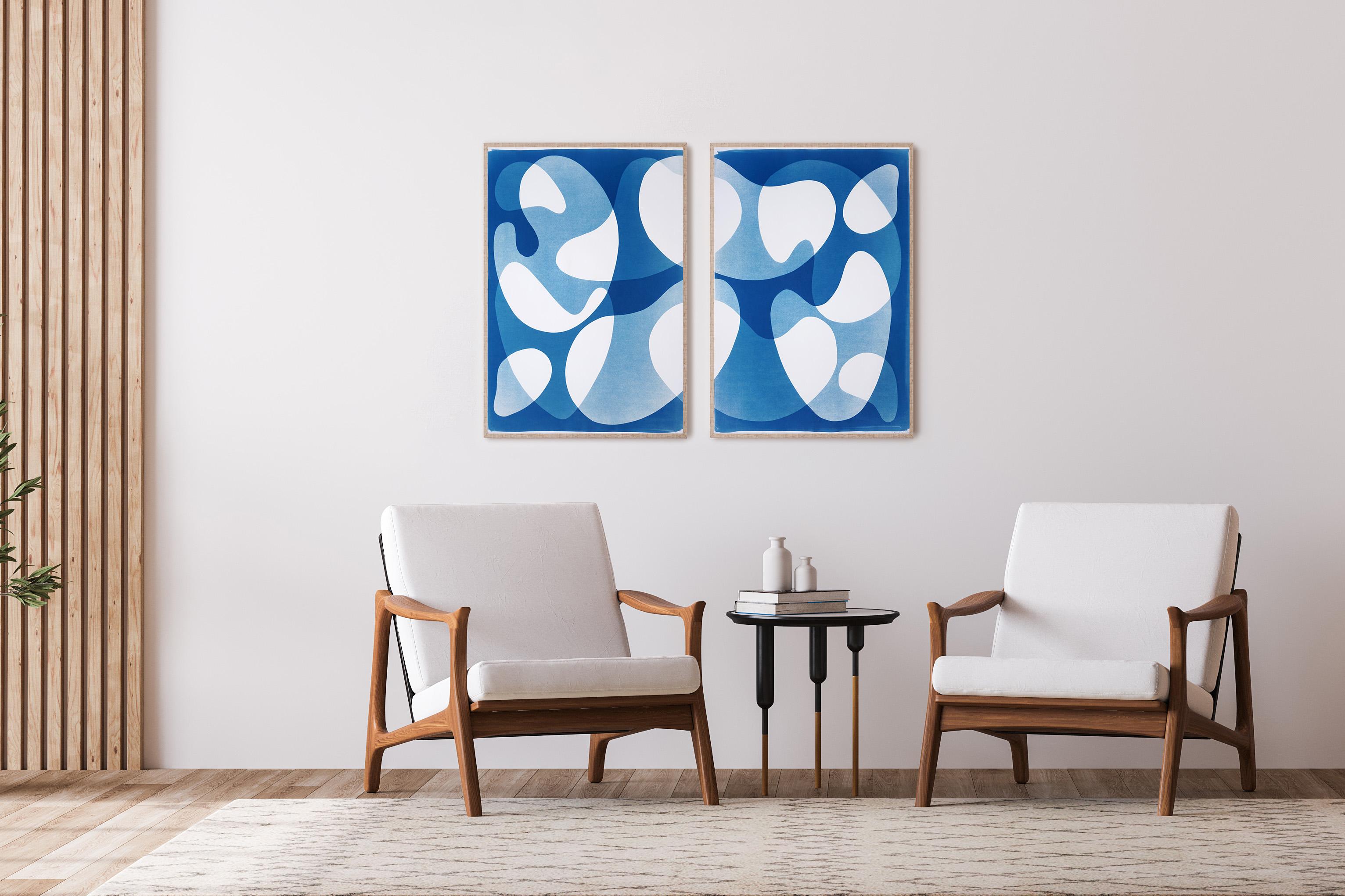 Blaue modulare Formen, organische schwebende Formen Diptychon, mobile Formen Cyanotypie – Print von Kind of Cyan