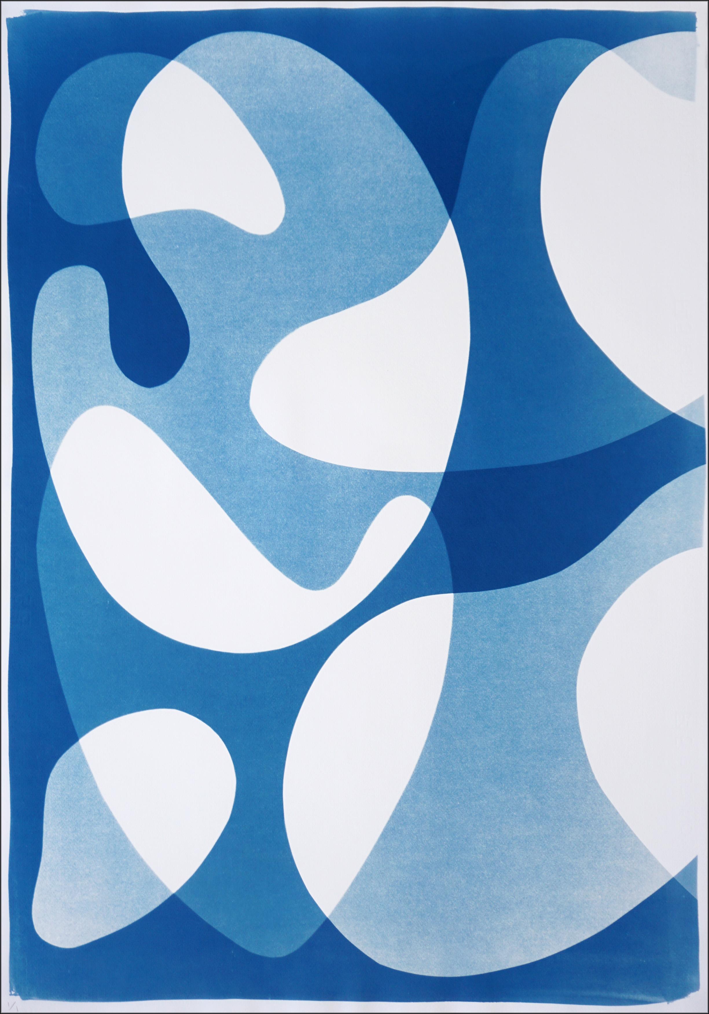 Blaue modulare Formen, organische schwebende Formen Diptychon, mobile Formen Cyanotypie (Naturalismus), Print, von Kind of Cyan