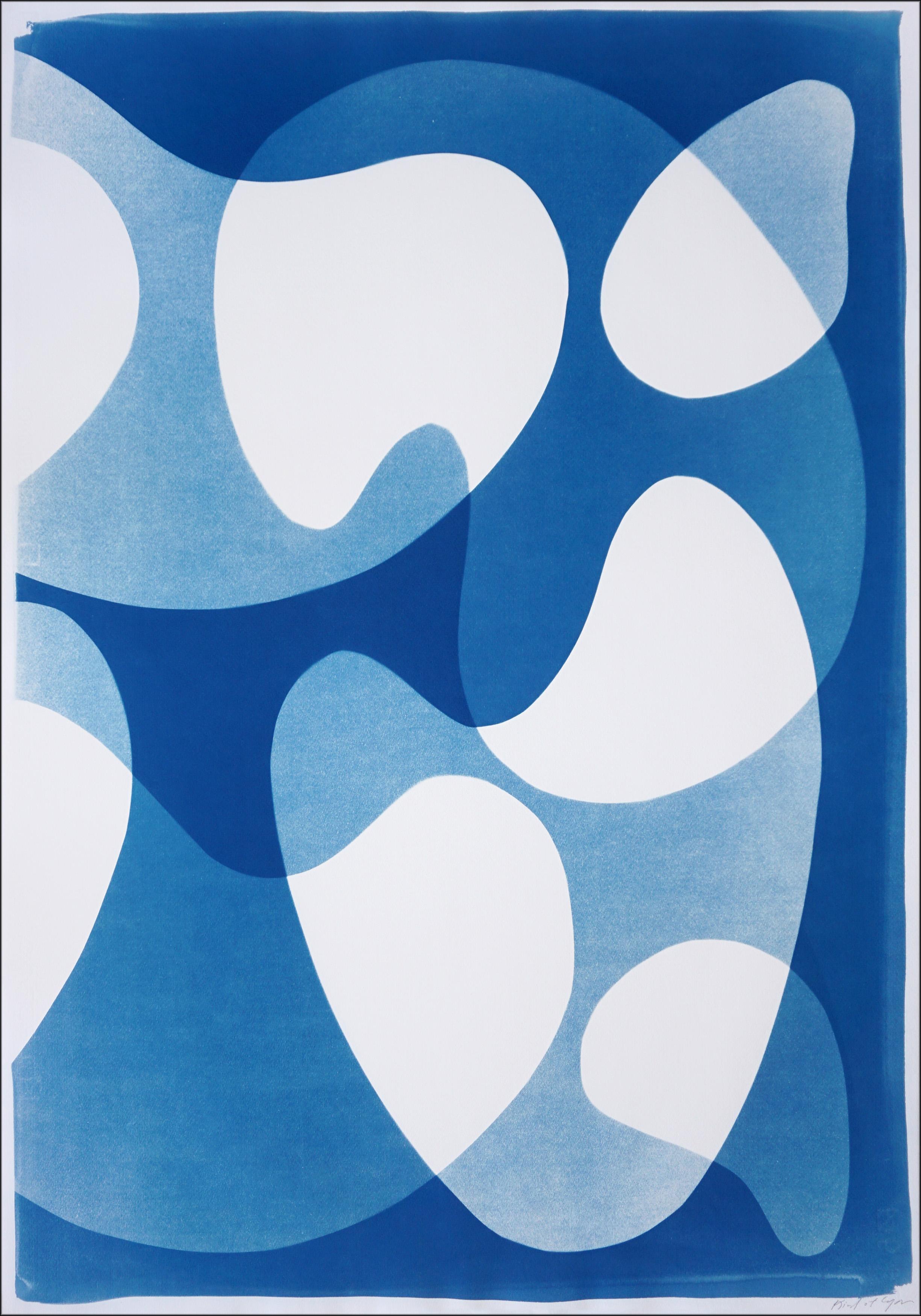 Dieses einzigartige Diptychon in Cyanotypie zeigt fließende, ineinandergreifende Formen, die über leuchtende blaue Felder gleiten und ein rhythmisches Gleichgewicht zwischen Bewegung und Stille schaffen. Die auf Aquarellpapier handgefertigten Tafeln