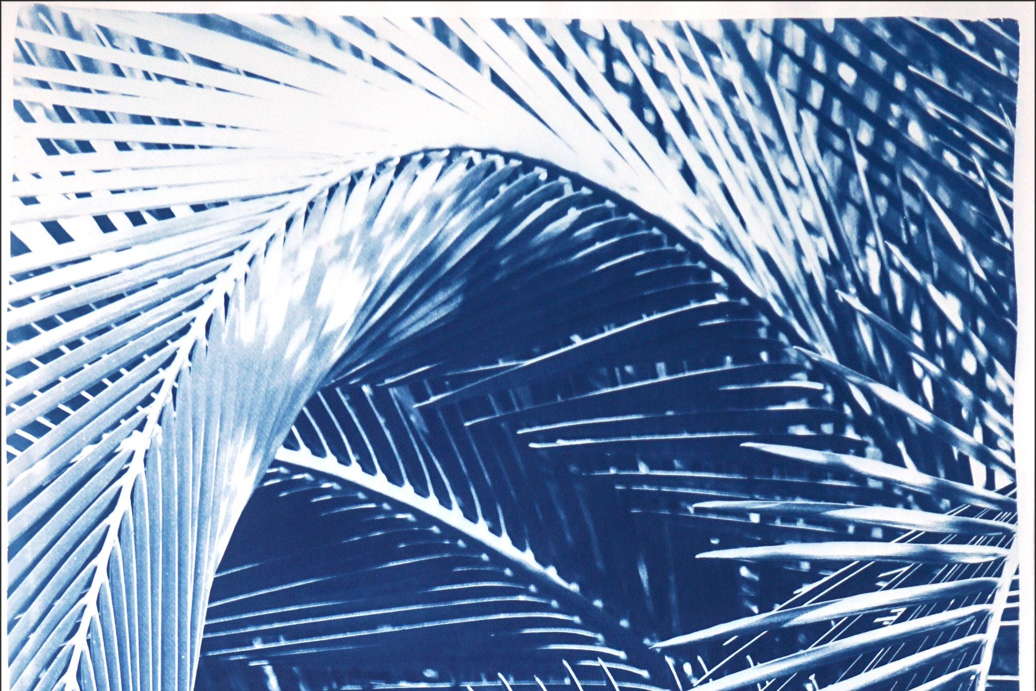 Feuilles de palmier de jardin botaniques, impression de natures mortes tropicales faites à la main dans les tons bleus en vente 2