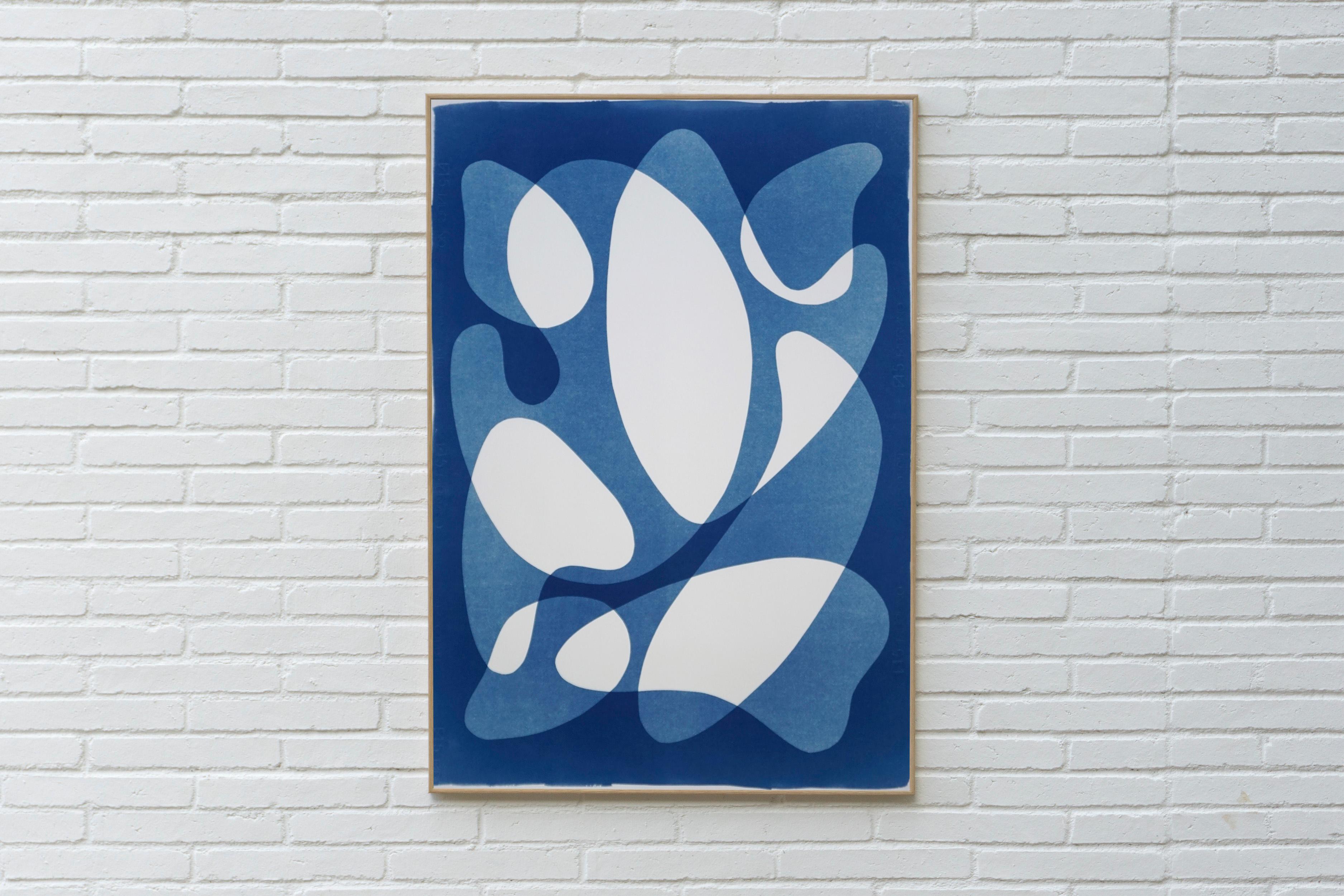 Des formes courbes bleues, impression moderne du milieu du siècle sur papier, bleu, neutre  - Moderne Print par Kind of Cyan