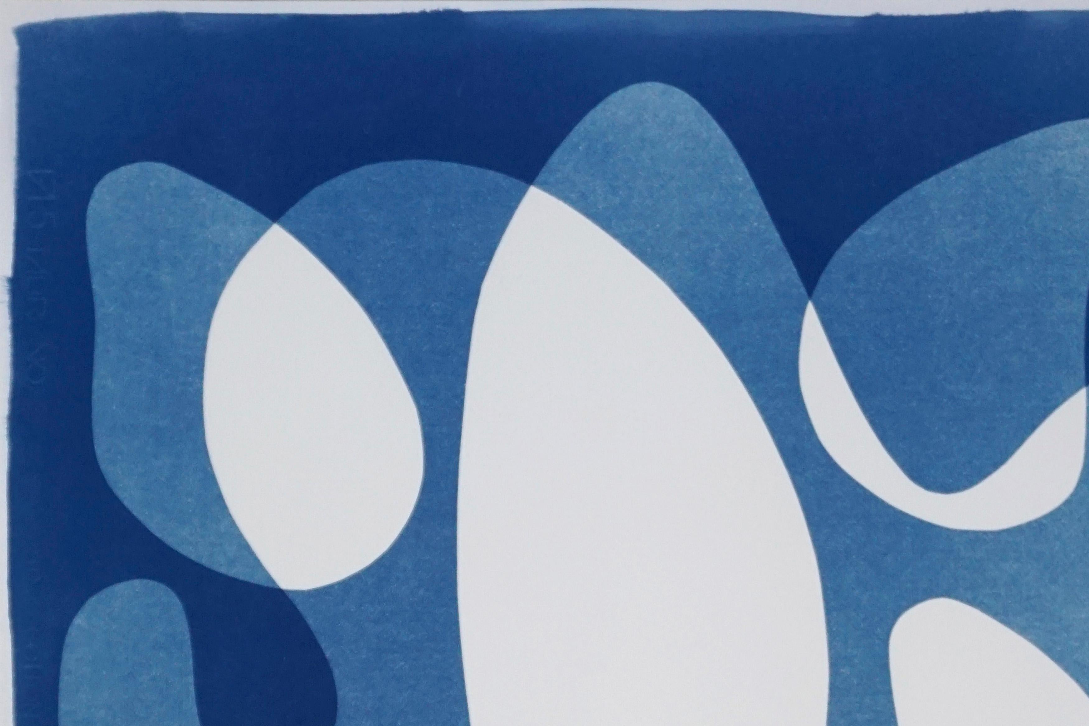 This is an exclusive handprinted unique cyanotype that takes its inspiration from mid-century modern style shapes.

It's made by layering paper cutouts and different exposures using uv-light. 

Details:
+ Title: Flowing Curved Shapes
+ Year: 2020
+