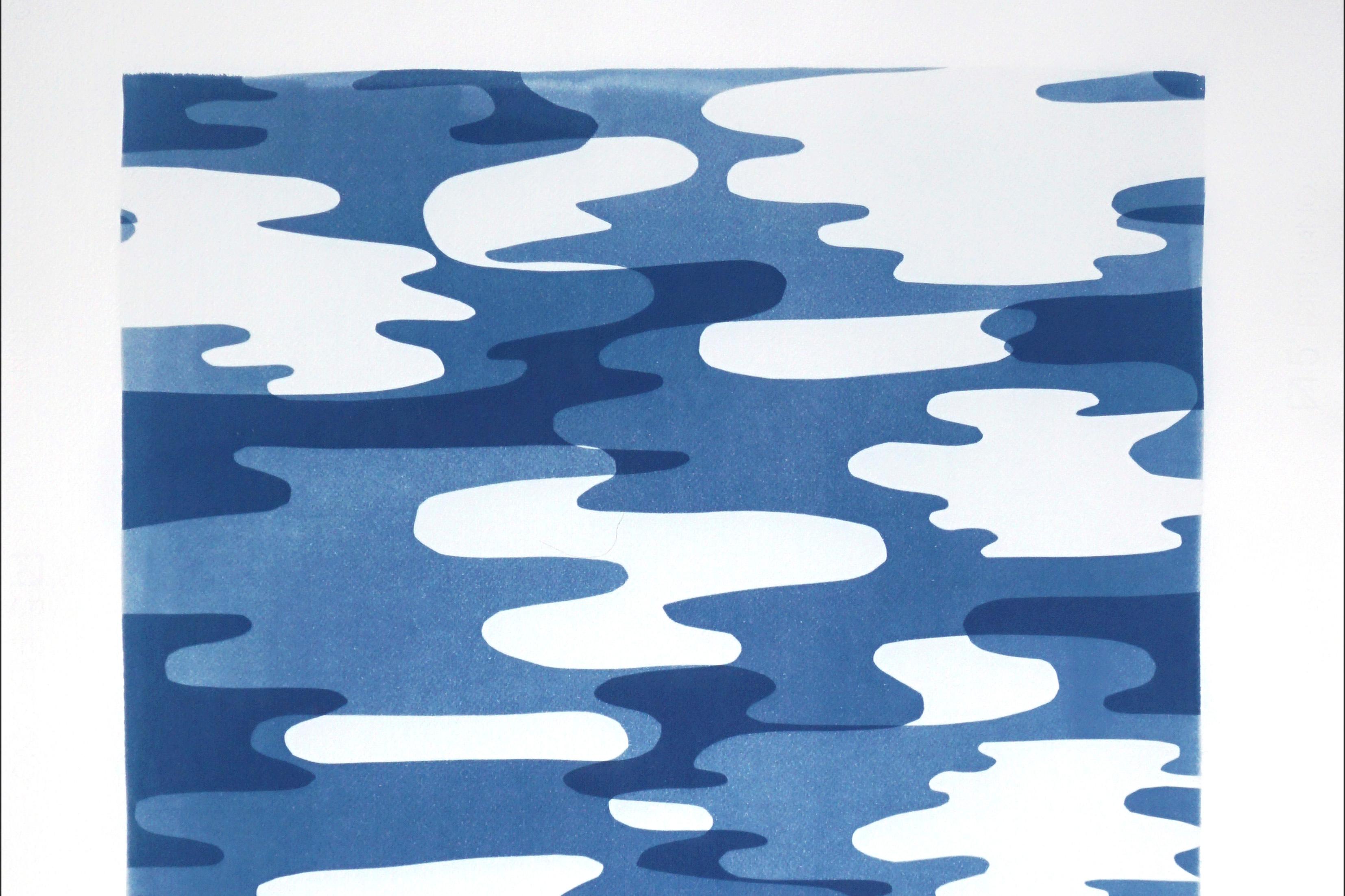 Reflections de camouflage, imprimé monotype de cyanotype, tons bleus de style Memphis, 2021 - Bleu Abstract Photograph par Kind of Cyan