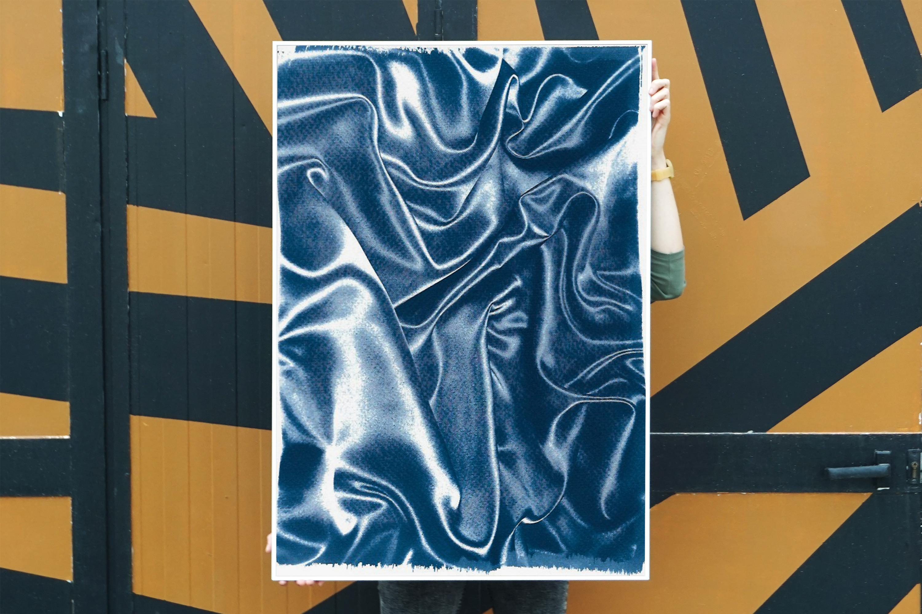 Mouvement classique de la soie bleue, gestes abstraits en tissu, cyanotype contemporain  - Bleu Abstract Painting par Kind of Cyan