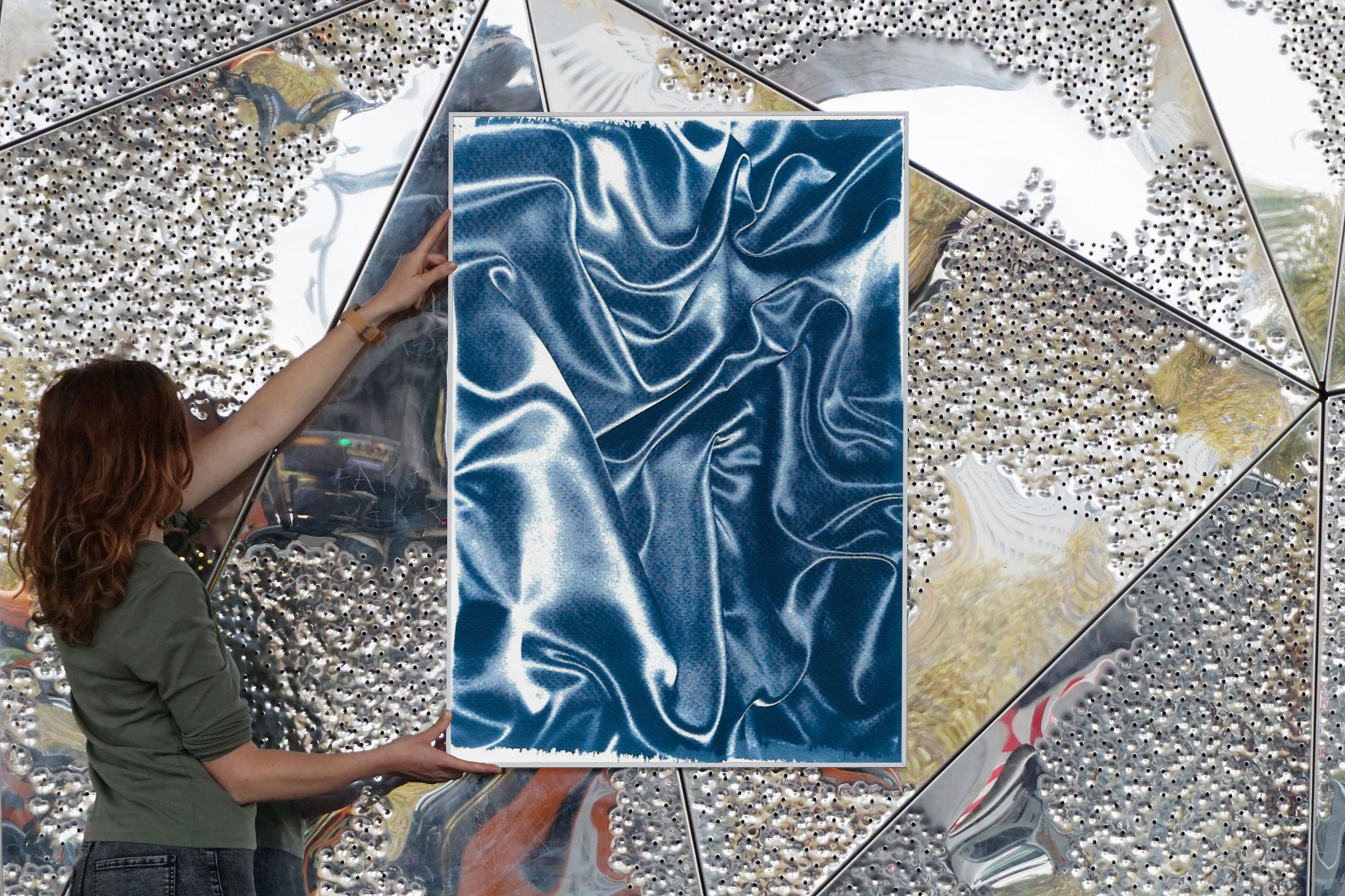 Mouvement classique de la soie bleue, gestes abstraits en tissu, cyanotype contemporain  en vente 1