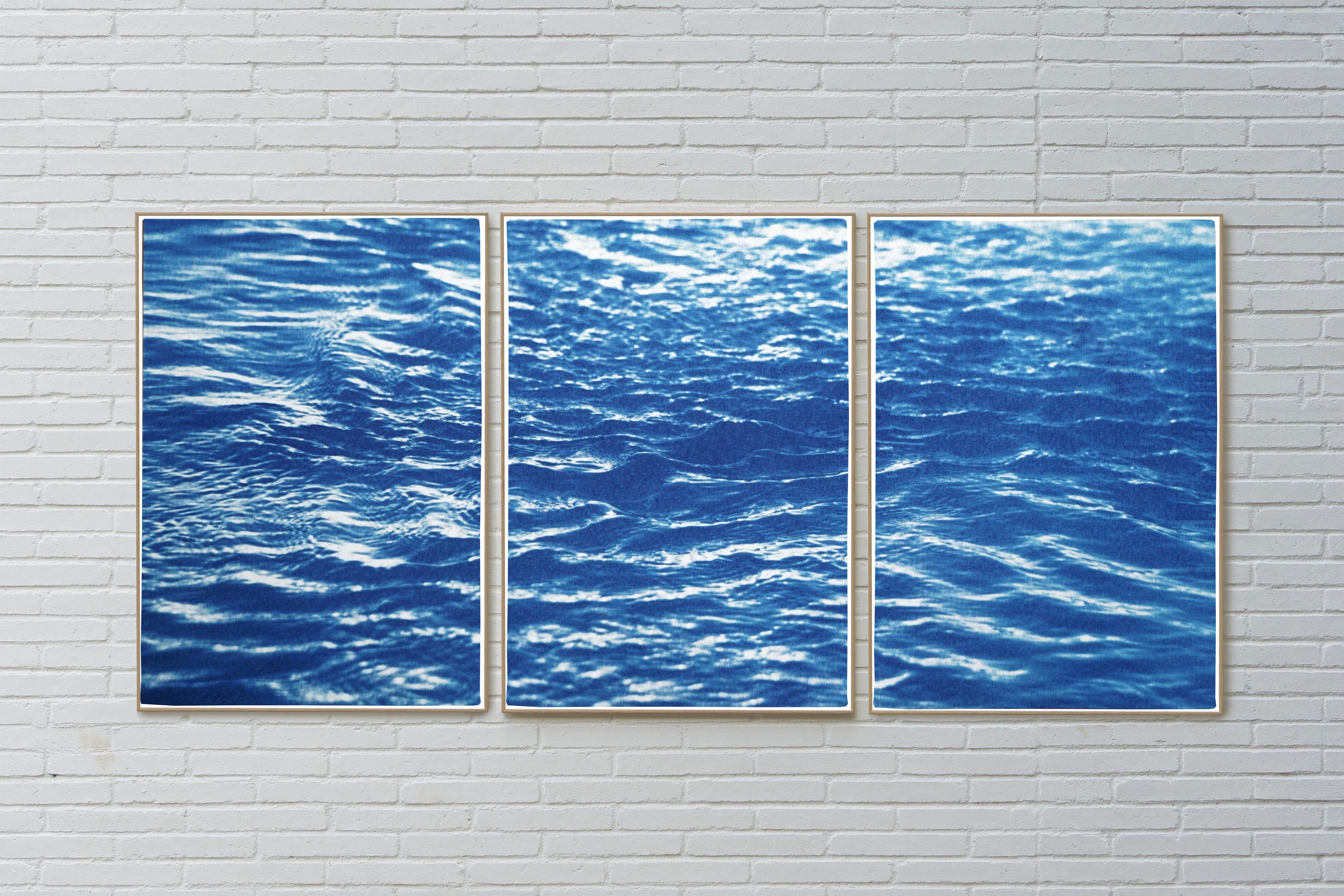 Trittico del fiume Colorado con flusso fluviale rinfrescante, astratto nautico fatto a mano - Abstract Print Blu di Kind of Cyan