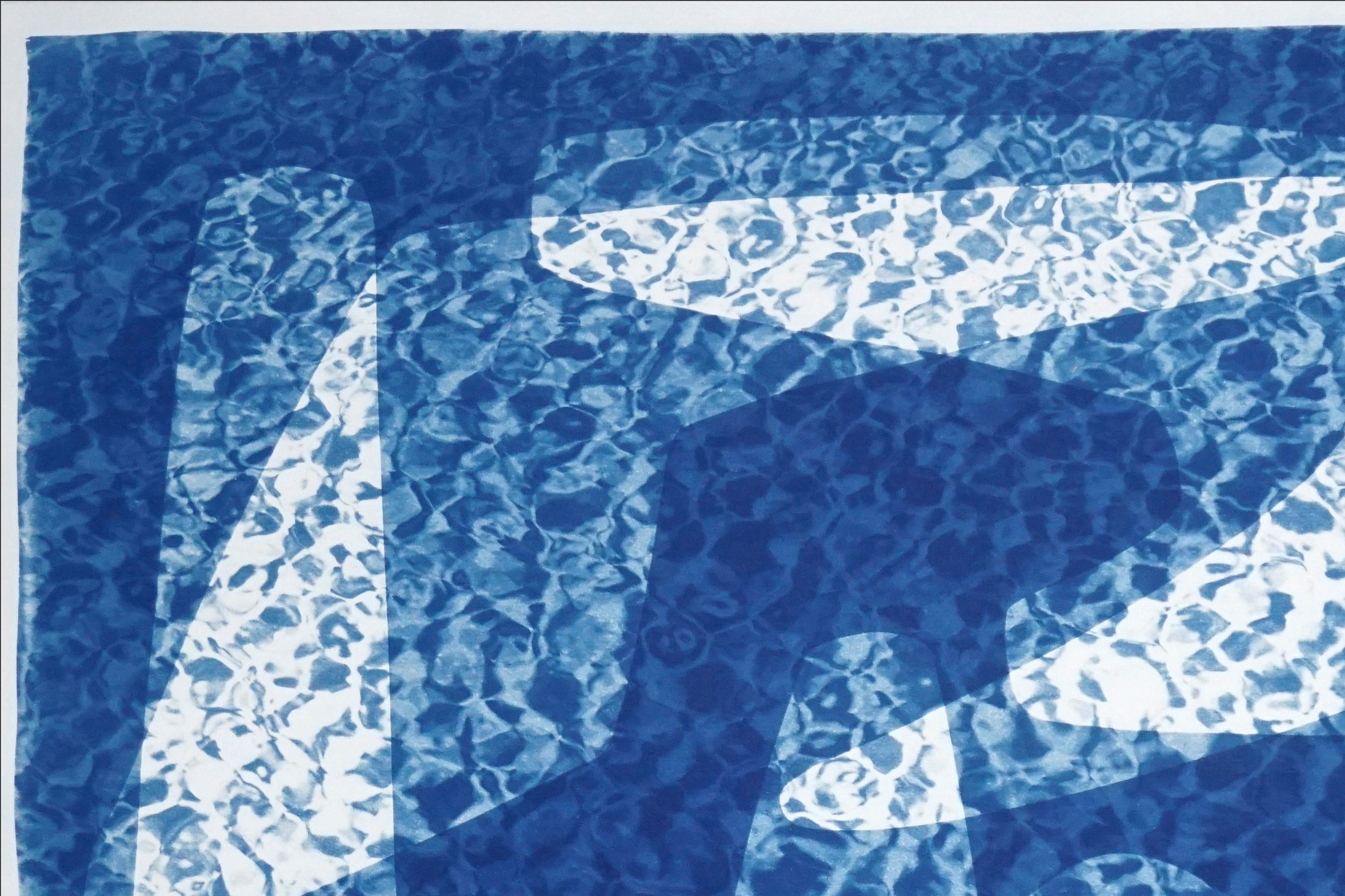 Zeitgenössische Zyanotyp-Monotypie von Formen unter Wasser aus der Mitte des Jahrhunderts  In kalten Farbtönen (Blau), Abstract Photograph, von Kind of Cyan