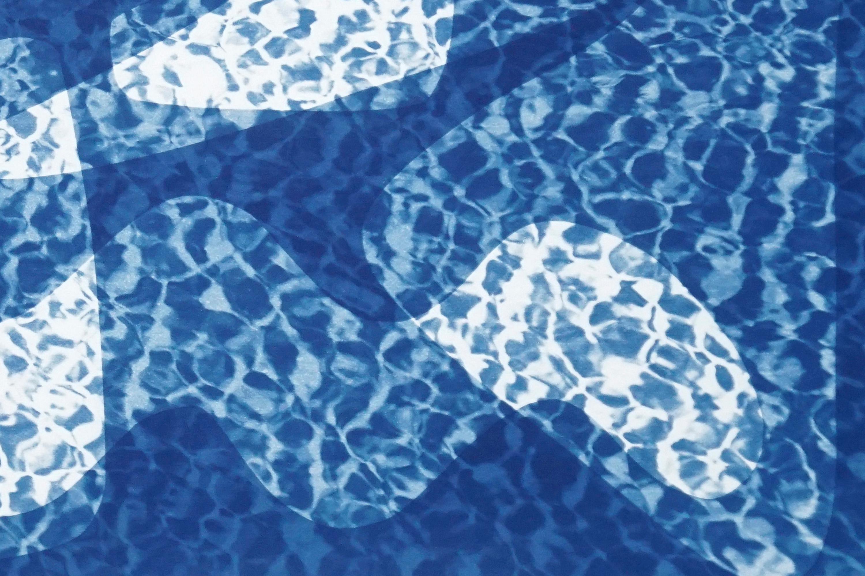 Monotype contemporain de cyanotype de formes du milieu du siècle sous l'eau  dans les tons froids - Bleu Abstract Photograph par Kind of Cyan