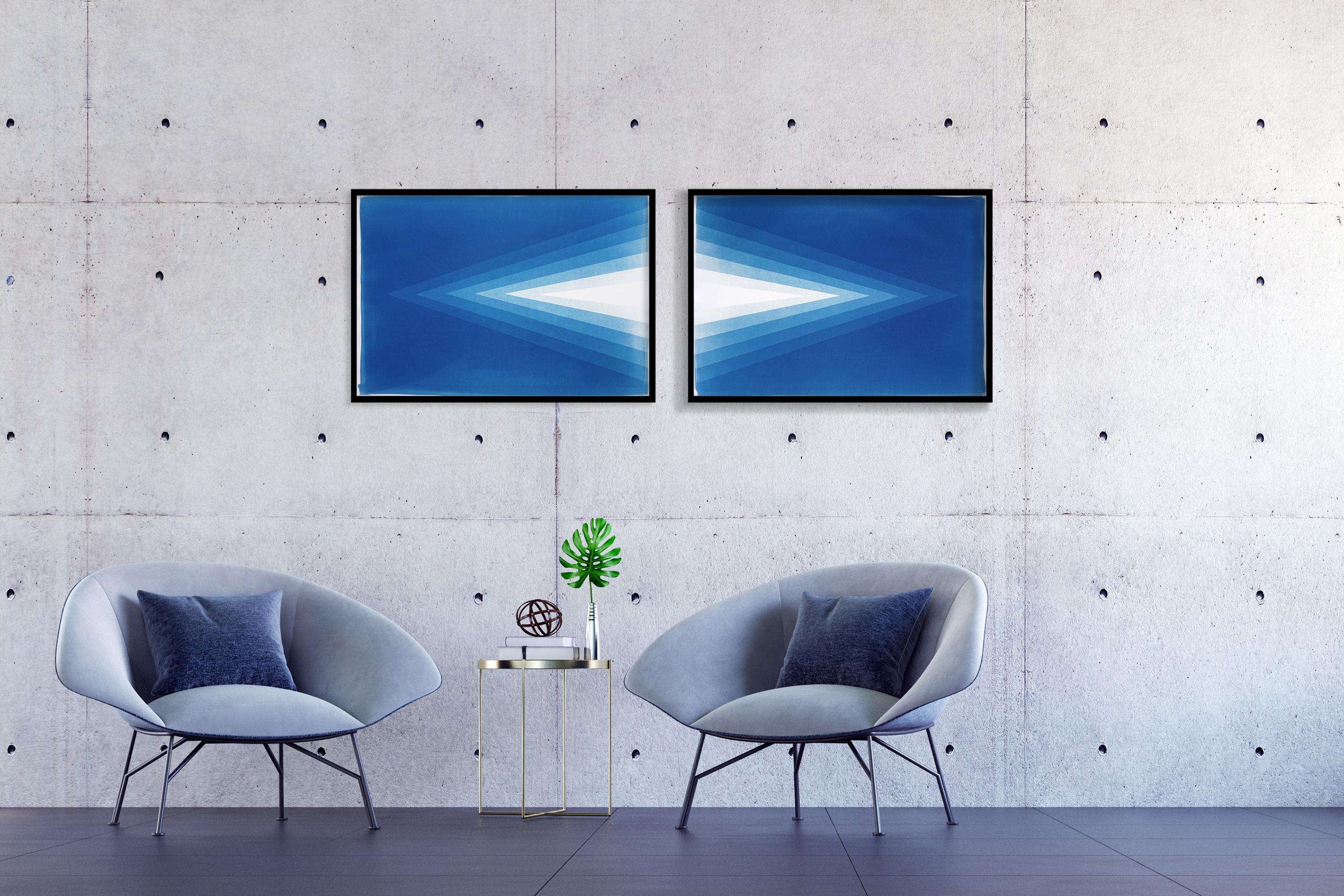 Zeitgenössisch minimalistisch, horizontales Diptychon, geometrisches blaues Diamant-Cyanotypie-Papier – Print von Kind of Cyan