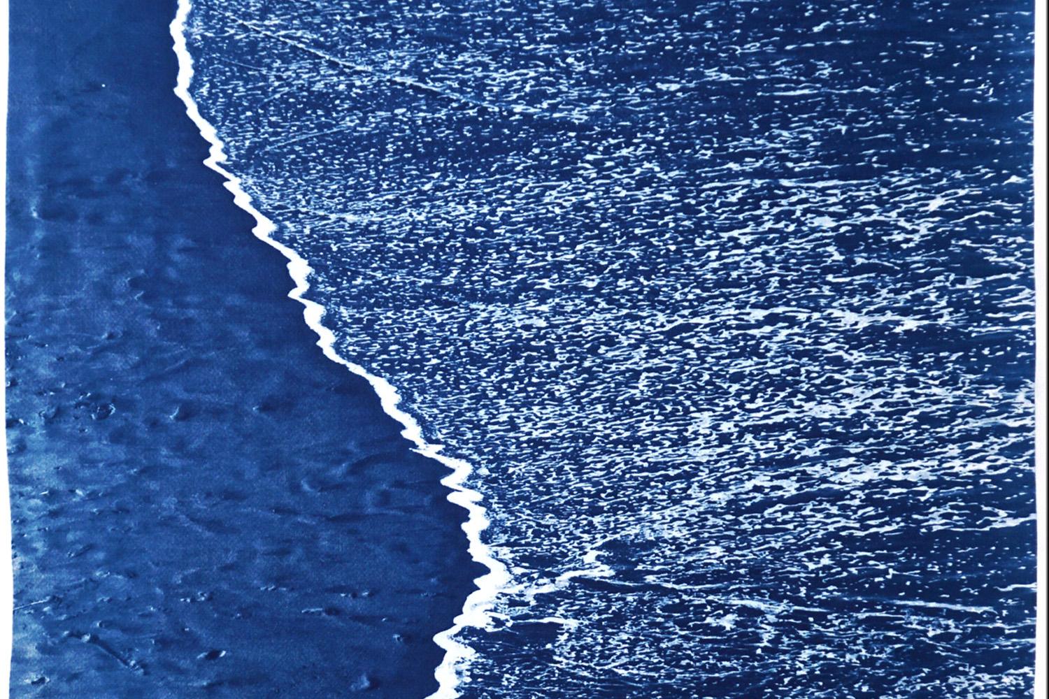Dies ist eine exklusive handgedruckte Cyanotypie eines Sandstrandes mit Schaum. 

Einzelheiten:
+ Titel: Sandstrand mit Schaumstoff 
+ Auflagenhöhe: 100
+ Gestempelt und mit Echtheitszertifikat versehen.
+ Das Papier misst 100 cm x 70 cm (etwa 40 cm
