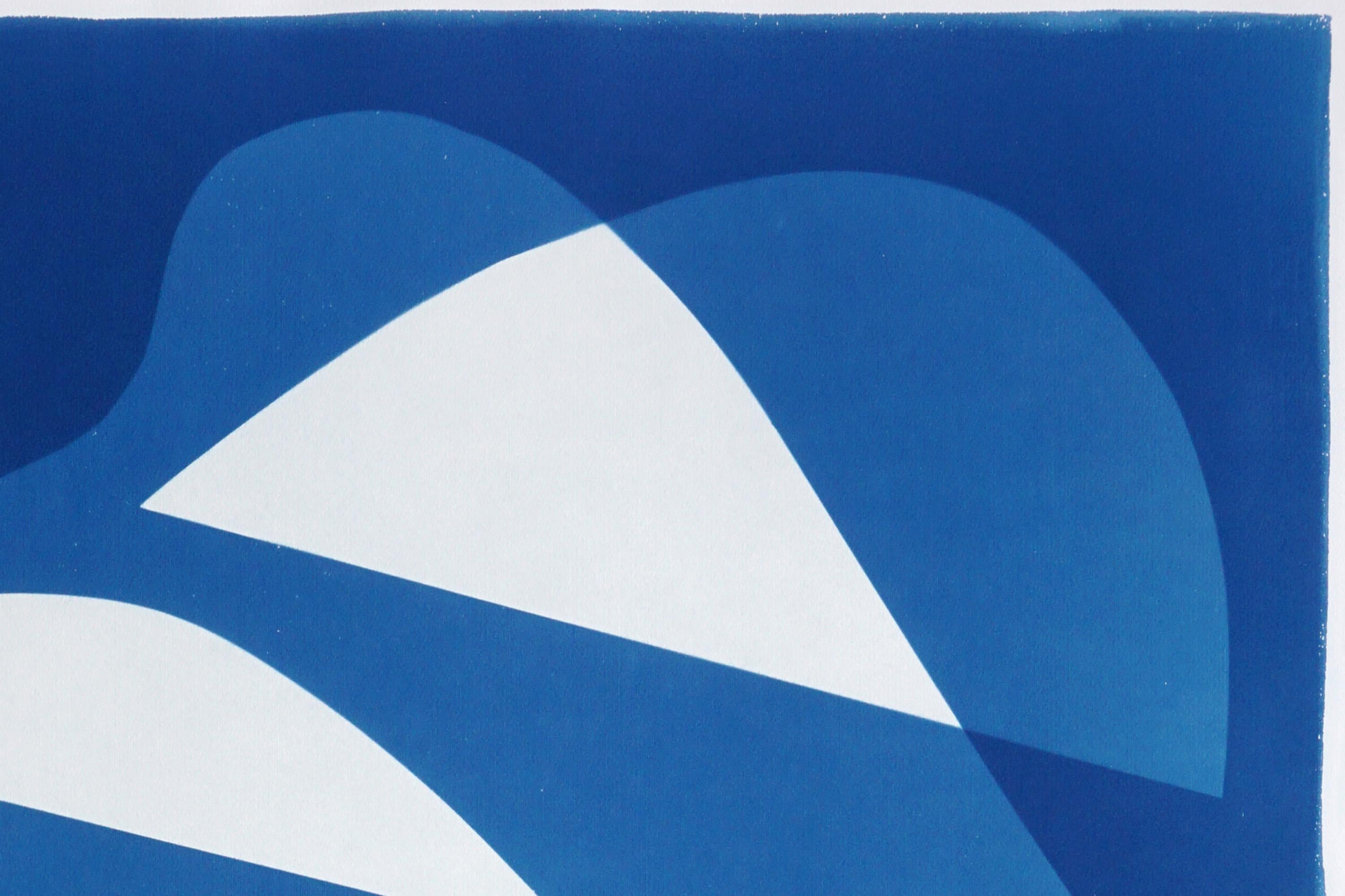 Specchi curvi, monotipo verticale cianotopo, forme astratte bianche e blu profondo - Abstract Photograph Blu di Kind of Cyan
