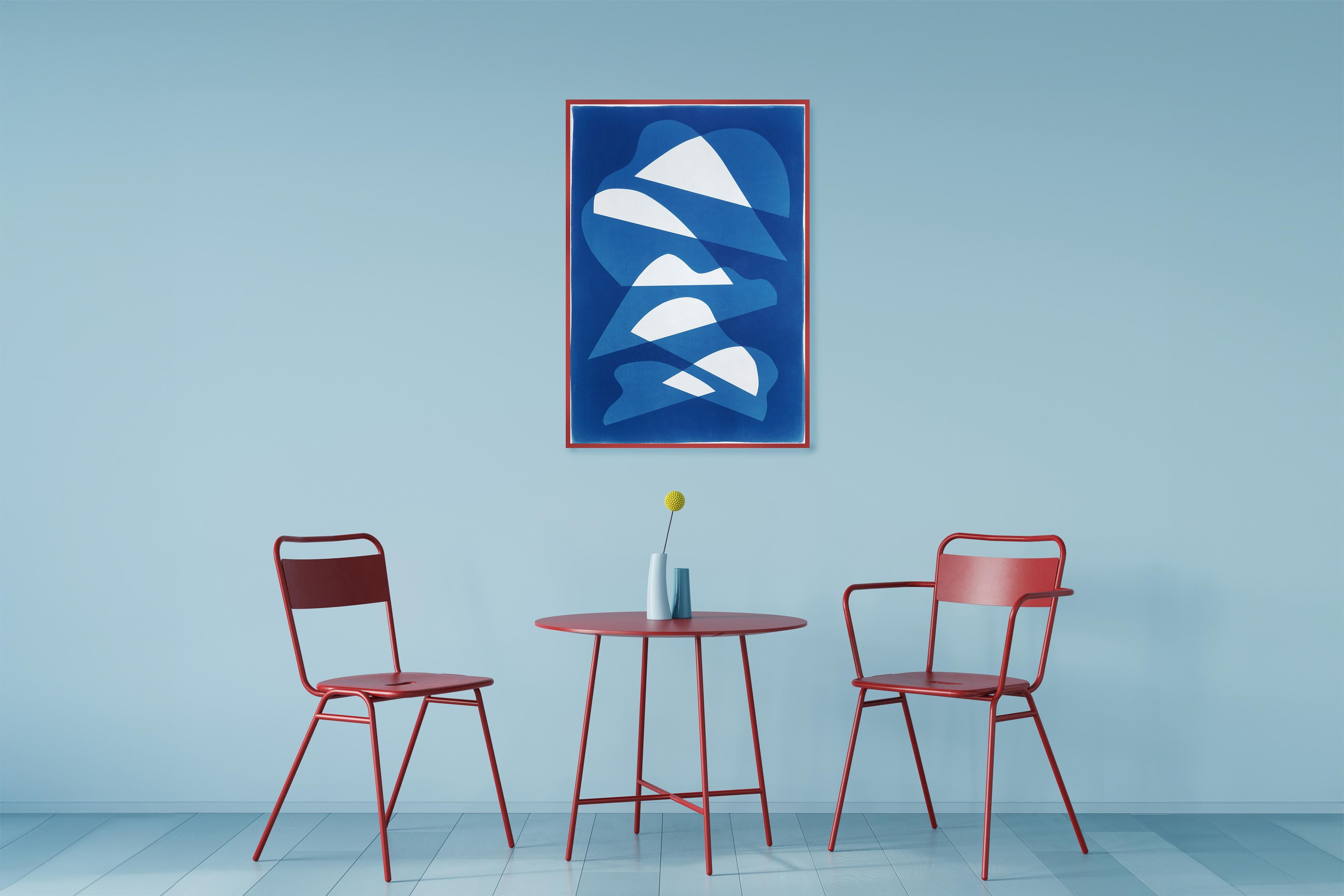 Questo monotipo unico in cianotipia, reso in ricche tonalità di blu, trae ispirazione dalle forme moderne della metà del secolo per esplorare i temi dell'equilibrio e della dualità. Le forme astratte richiamano armonia e contrasto, disposte in una