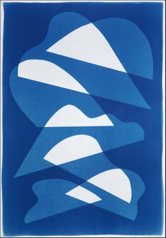 Specchi curvi, monotipo verticale cianotopo, forme astratte bianche e blu profondo