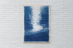 Amanecer en playa oscura, cianotipo náutico azul, papel de acuarela, paisaje marino vertical