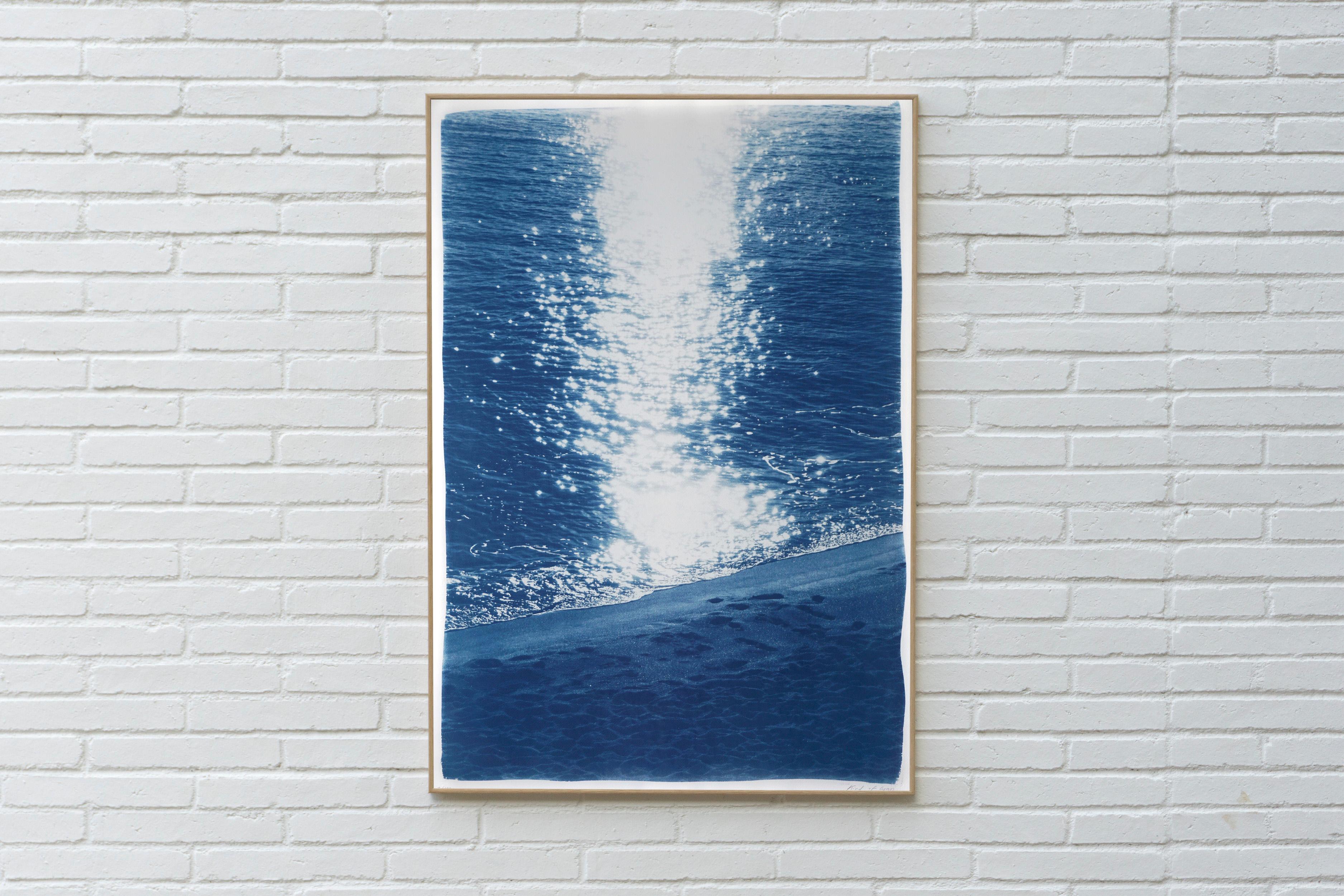 Lever de soleil sur la plage, cyanotype bleu nautique, papier aquarelle, paysage marin vertical - Print de Kind of Cyan