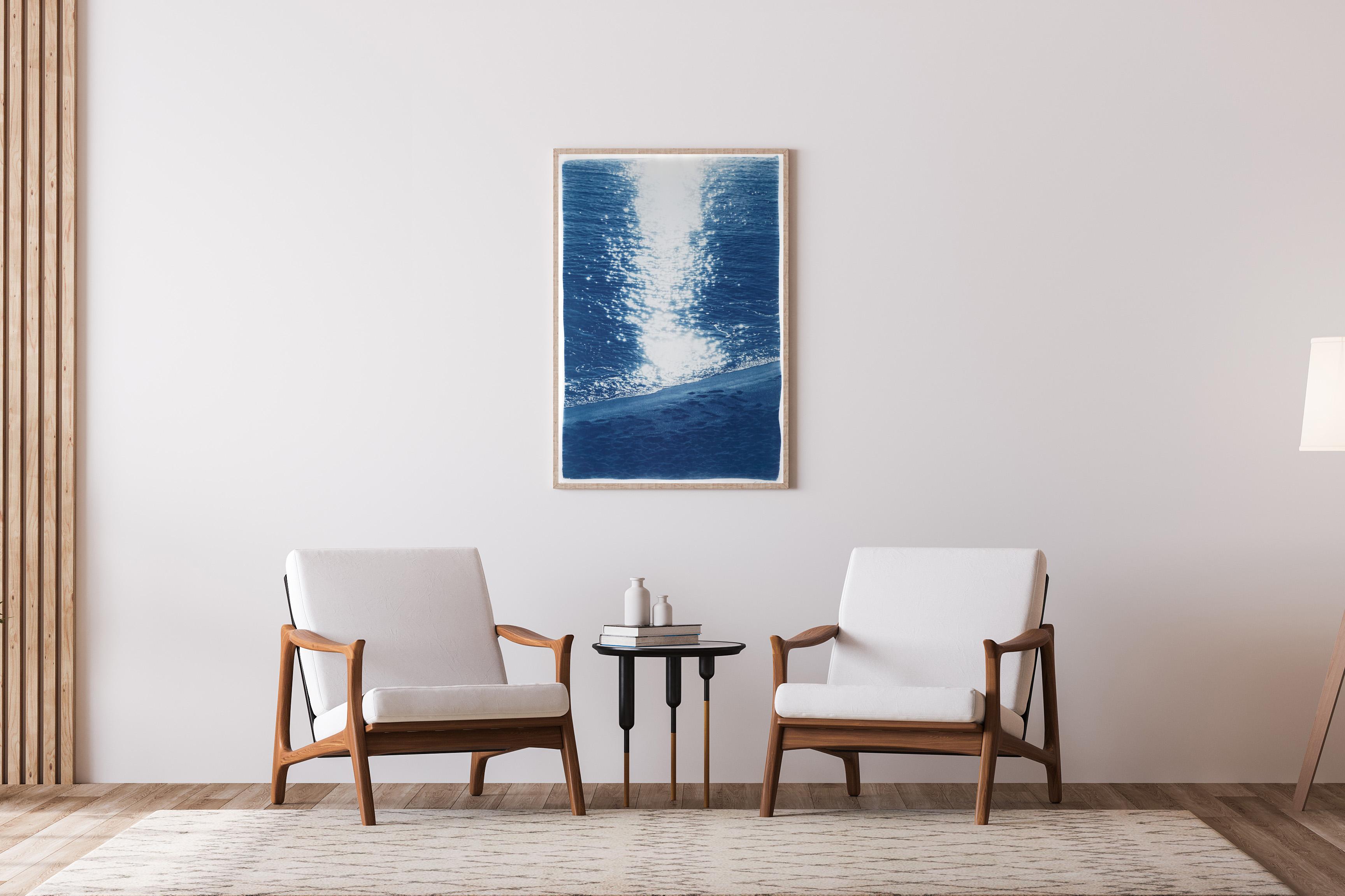 Lever de soleil sur la plage, cyanotype bleu nautique, papier aquarelle, paysage marin vertical - Réalisme Print par Kind of Cyan