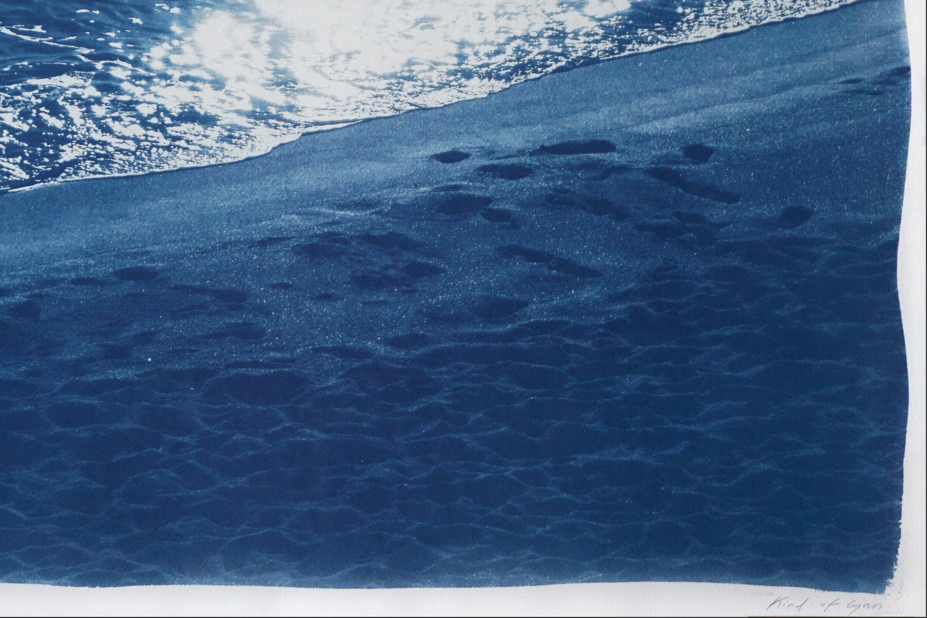 Lever de soleil sur la plage, cyanotype bleu nautique, papier aquarelle, paysage marin vertical en vente 1