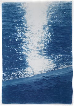 Lever de soleil sur la plage, cyanotype bleu nautique, papier aquarelle, paysage marin vertical