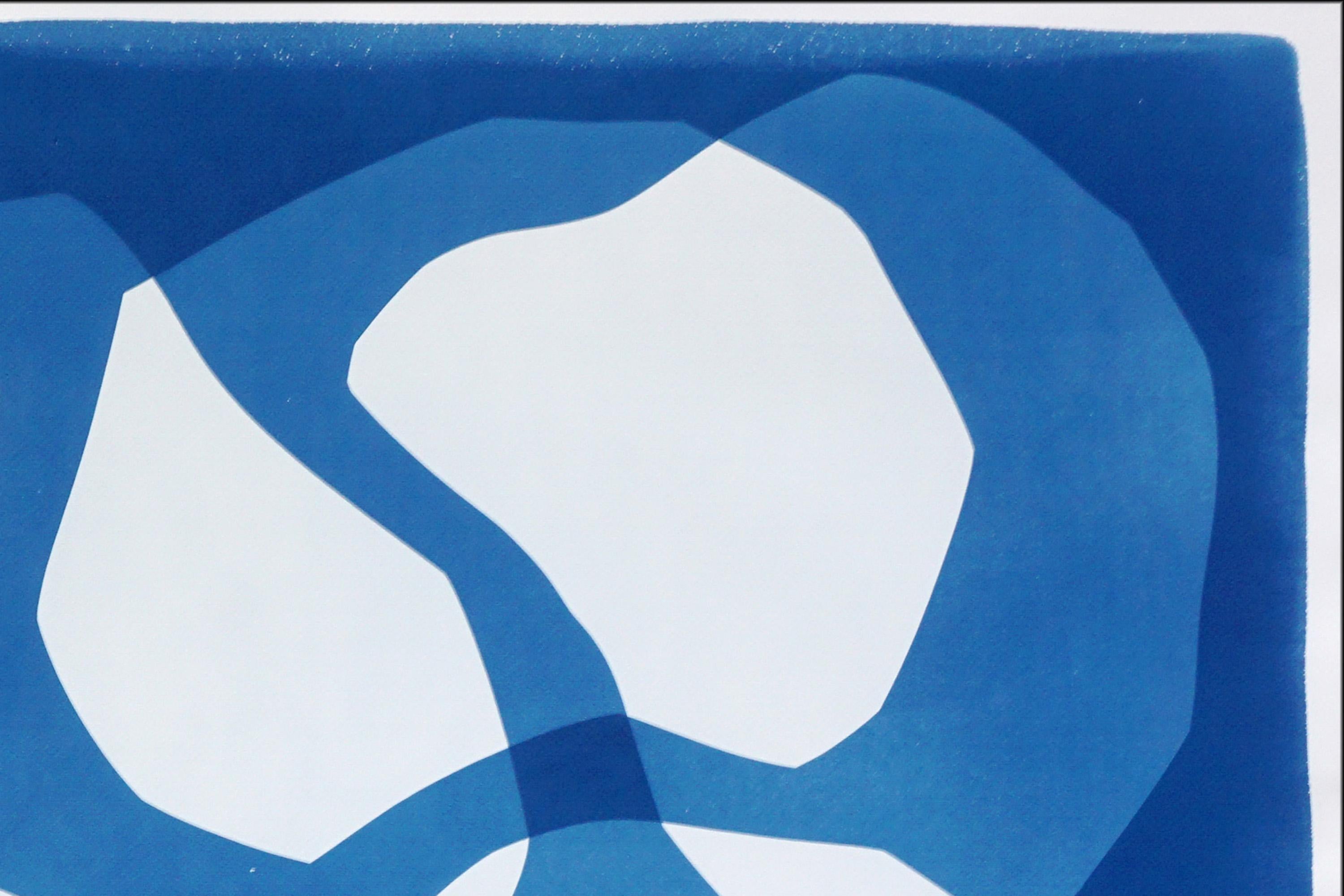 Cava profonda, antiche forme di gemme in blu e bianco, monotipo unico in cianotipia - Abstract Print Blu di Kind of Cyan