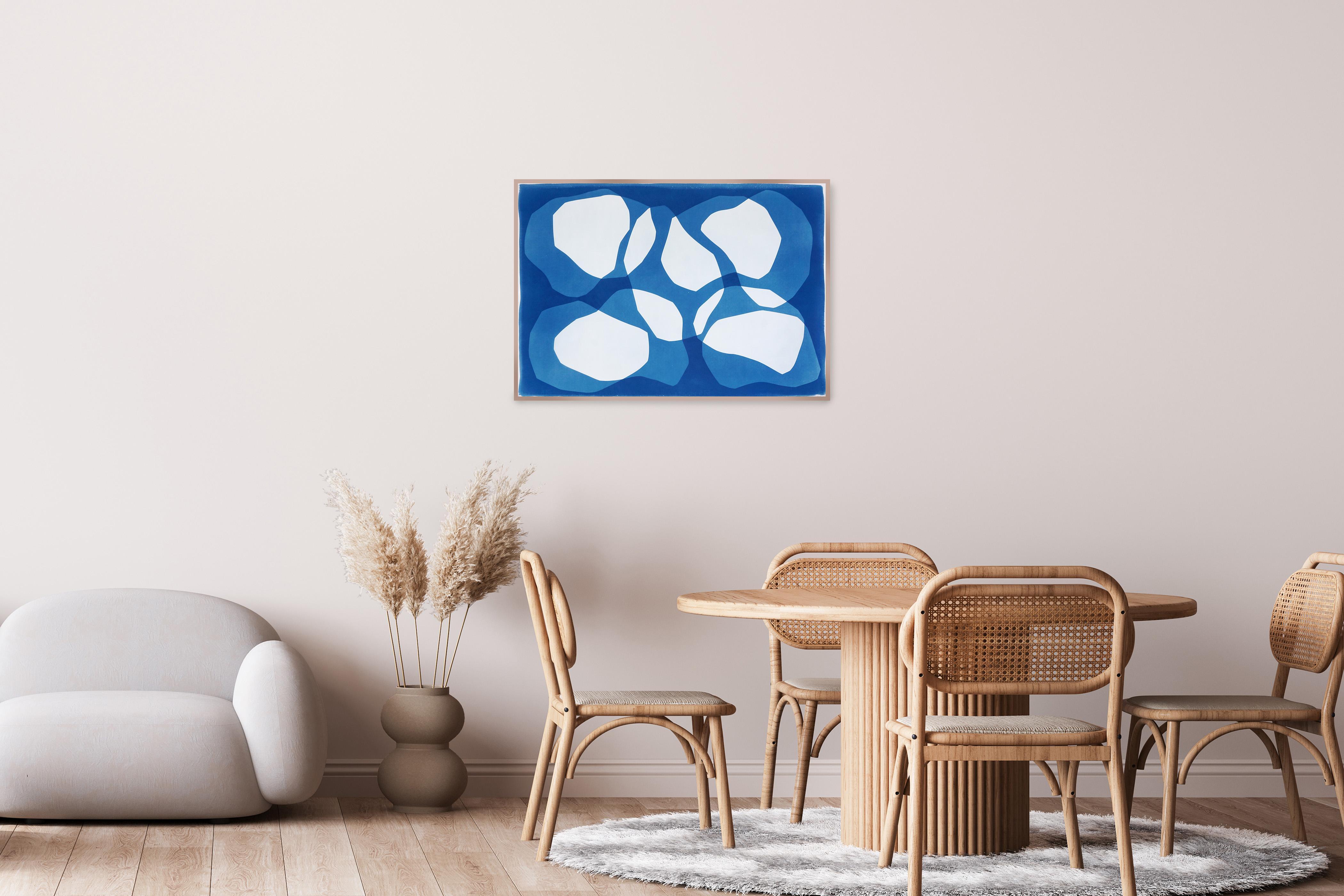Questo monotipo unico in cianotipia, reso in ricche tonalità di blu, trae ispirazione dalle forme moderne della metà del secolo per esplorare i temi dell'equilibrio e della dualità. Astratto  Le forme geometriche richiamano armonia e contrasto,