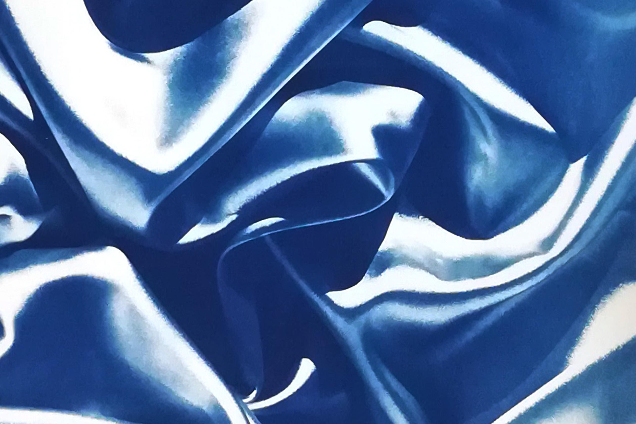 Dies ist eine exklusive handgedruckte Cyanotypie in limitierter Auflage.

Einzelheiten:
+ Titel: Late Night Adventurous Duo (of Silks)
+ Jahr: 2022
+ Auflagenhöhe: 20
+ Gestempelt und mit Echtheitszertifikat versehen
+ Maße: 100x140 cm (40 x 55 in.)