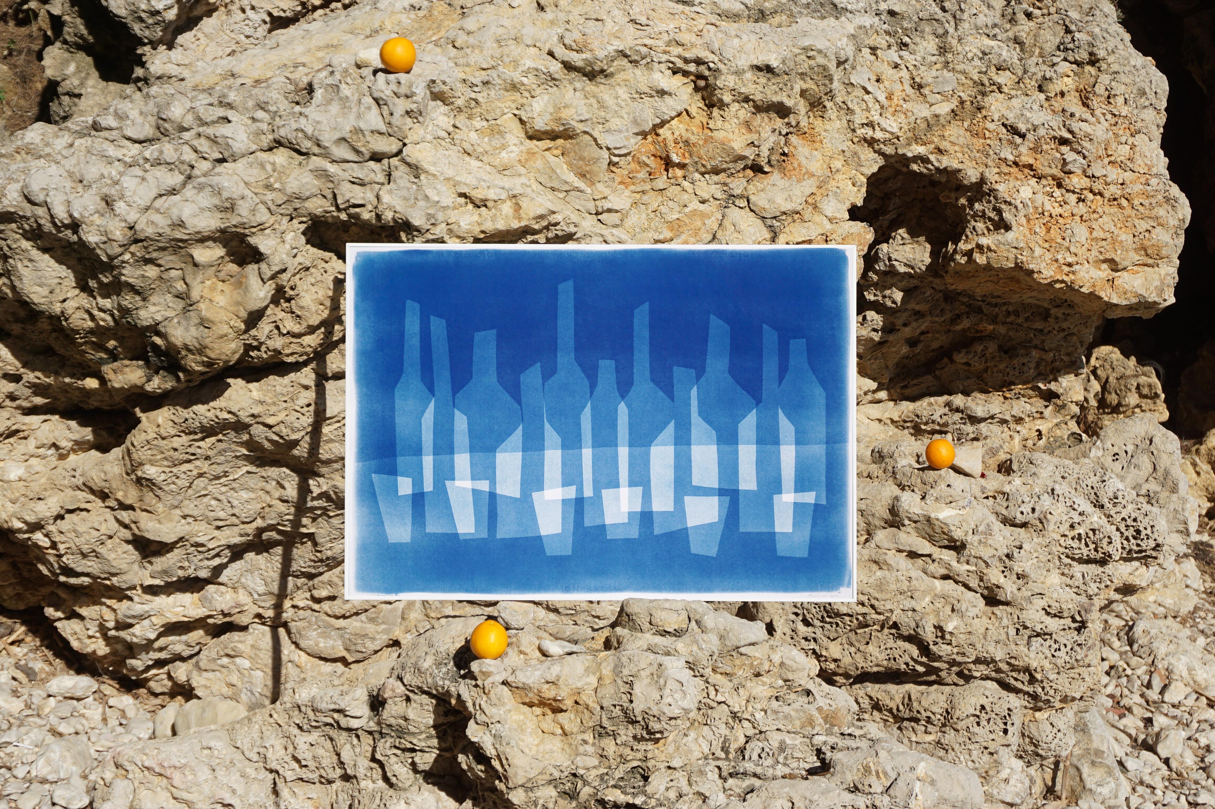 Double Vision Scène de bar, Nature morte Bouteilles de vin et verre, Tons bleus Monotype  - Bleu Still-Life Print par Kind of Cyan
