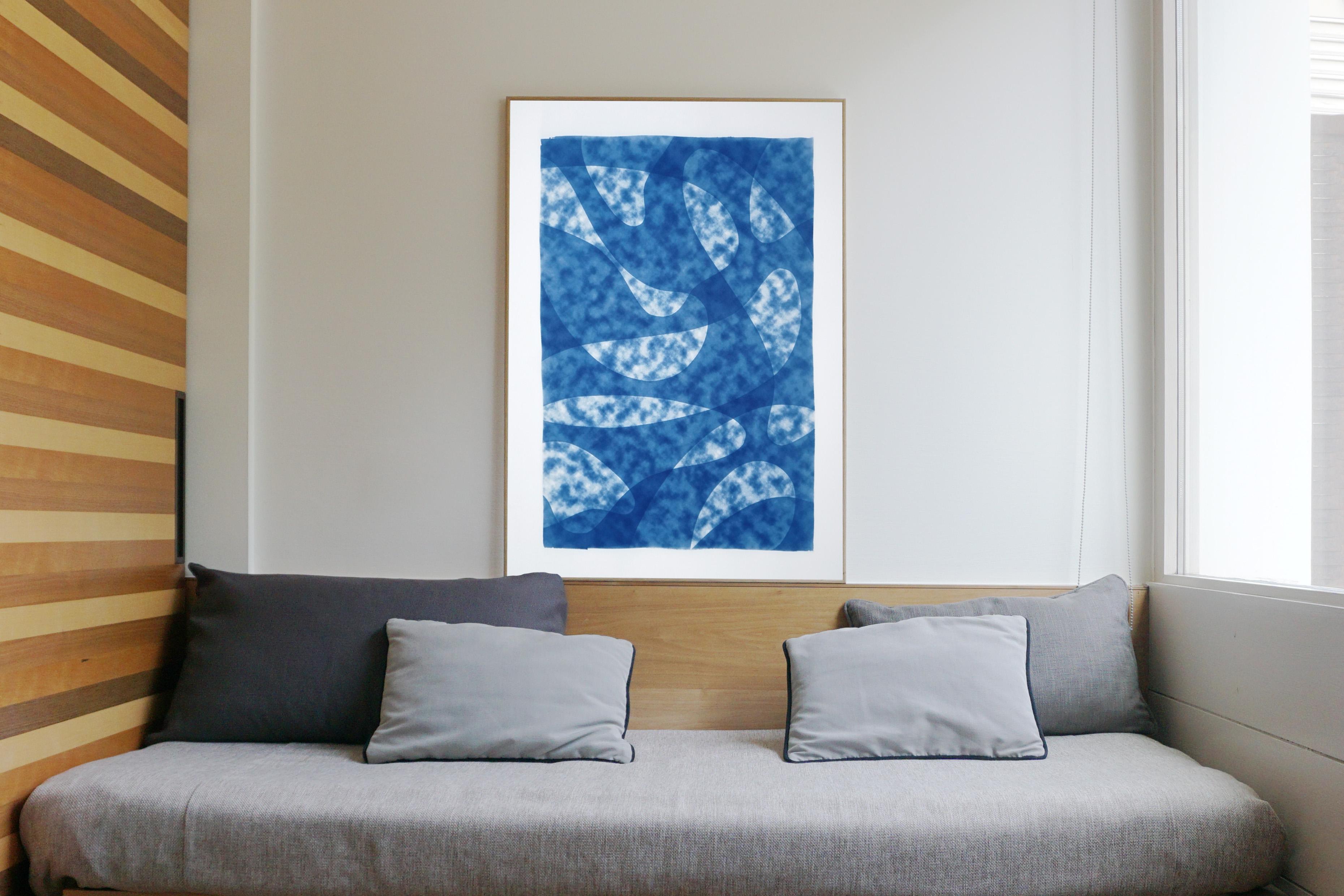 Monotype extra-large de formes sous-marines brumeuses, style moderne du milieu du siècle, bleu - Photograph de Kind of Cyan