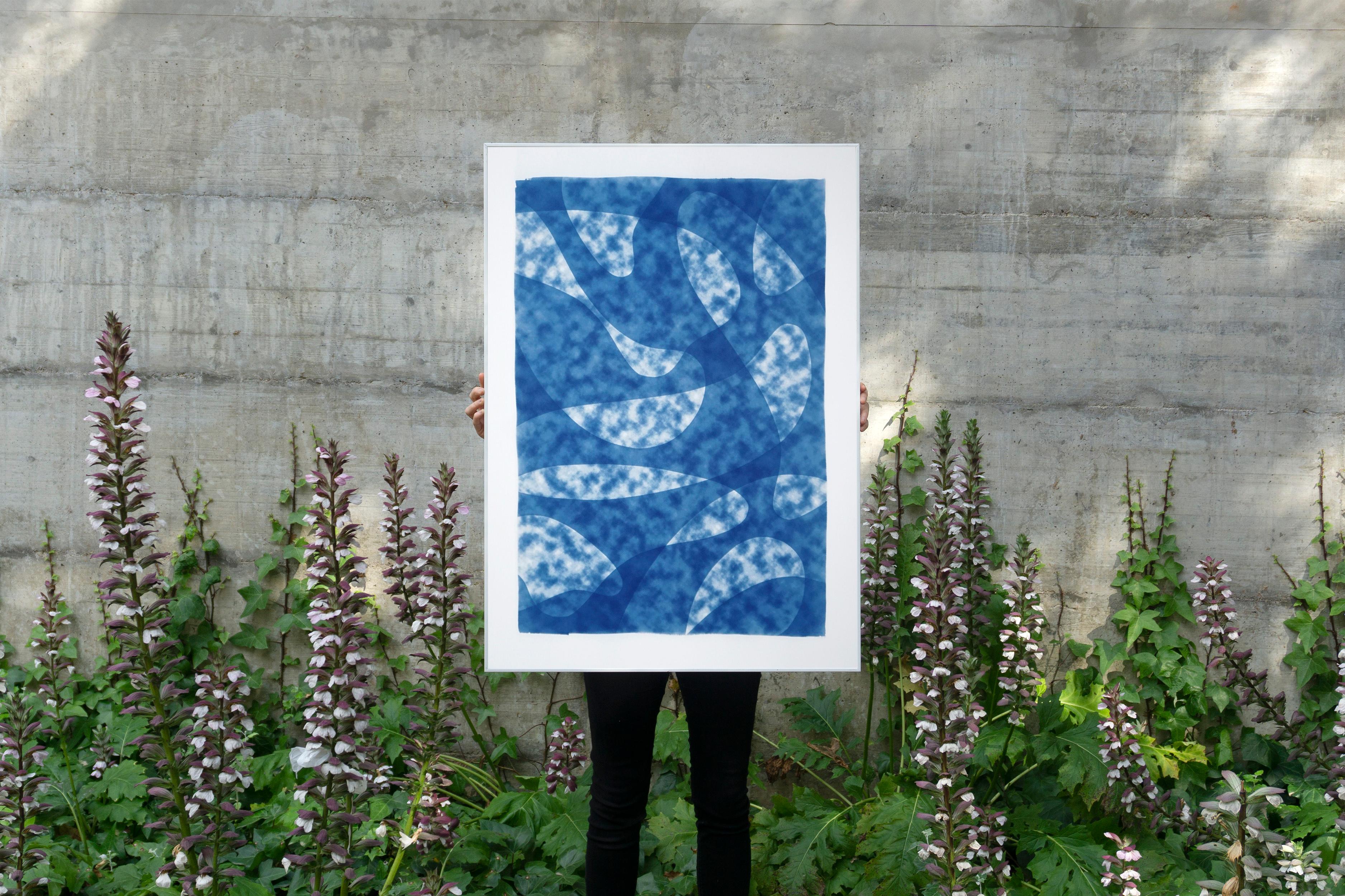 Monotype extra-large de formes sous-marines brumeuses, style moderne du milieu du siècle, bleu en vente 1