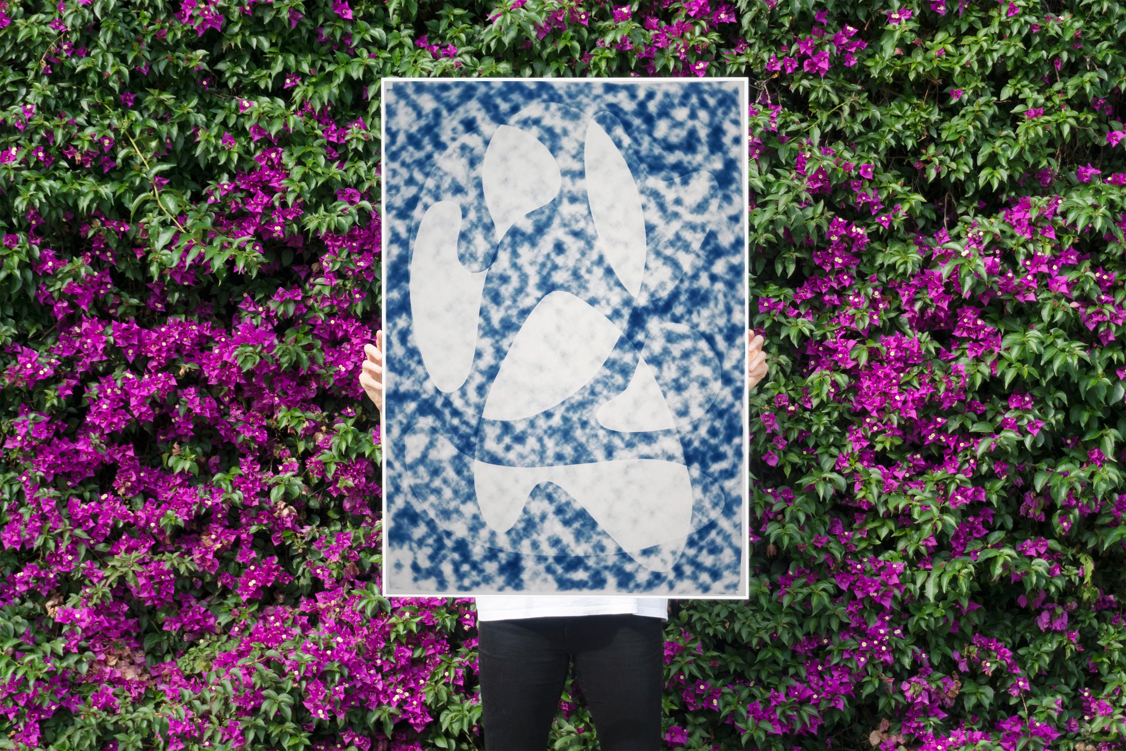 Monotype extra-large de formes nuageuses translucides de style moderne du milieu du siècle, bleu - Print de Kind of Cyan