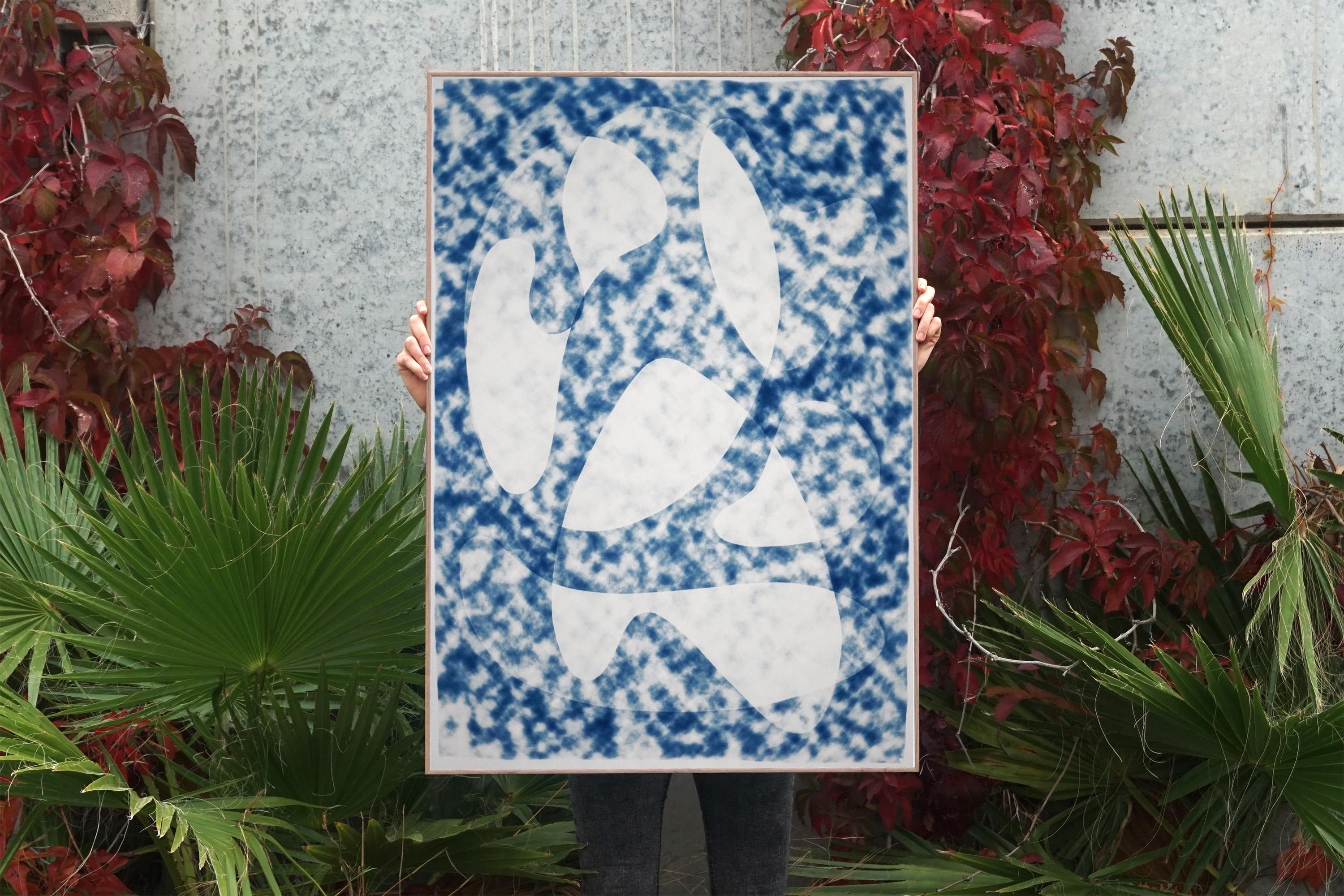 Monotype extra-large de formes nuageuses translucides de style moderne du milieu du siècle, bleu - Gris Abstract Print par Kind of Cyan