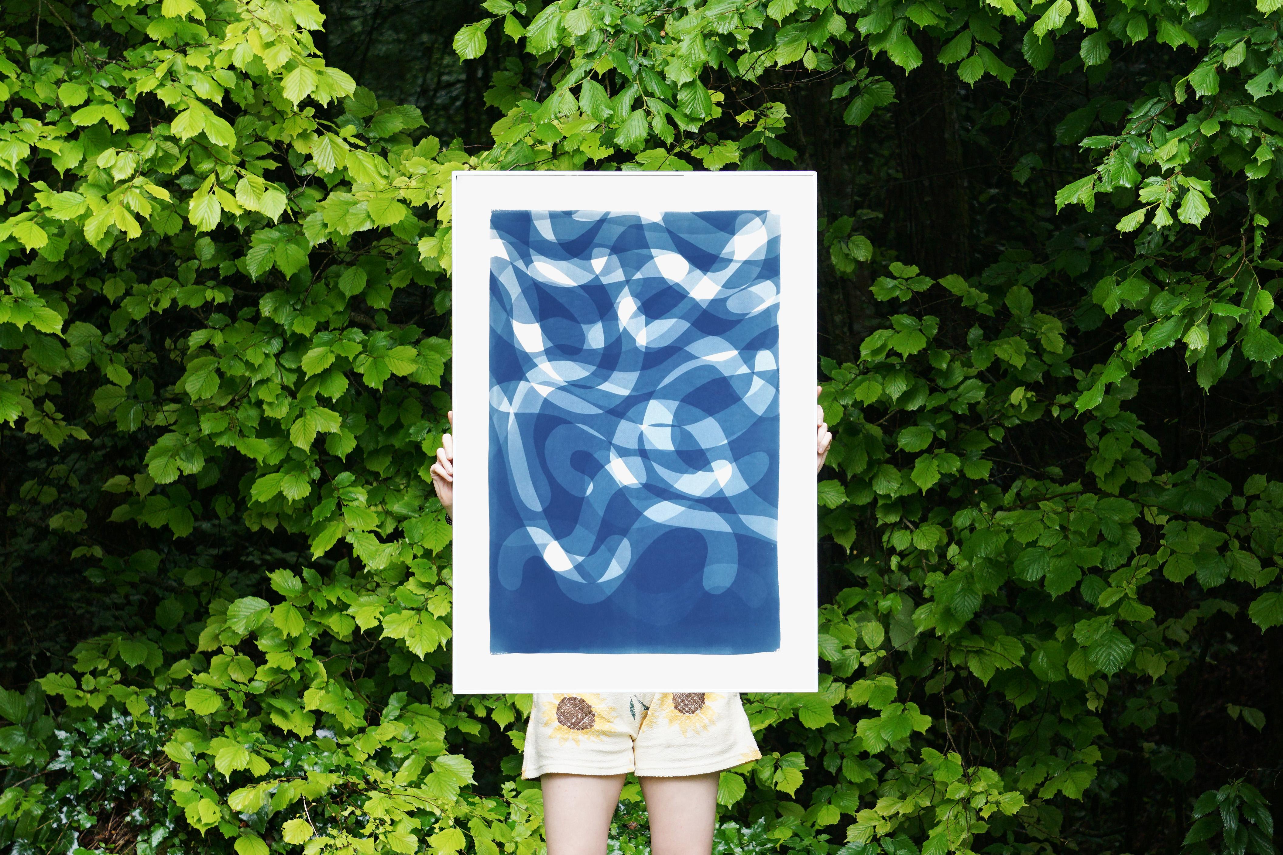 Falling Swirls, organische geschwungene Schichten in blauen Tönen, handgefertigte Cyanotypie auf Papier (Postmoderne), Photograph, von Kind of Cyan