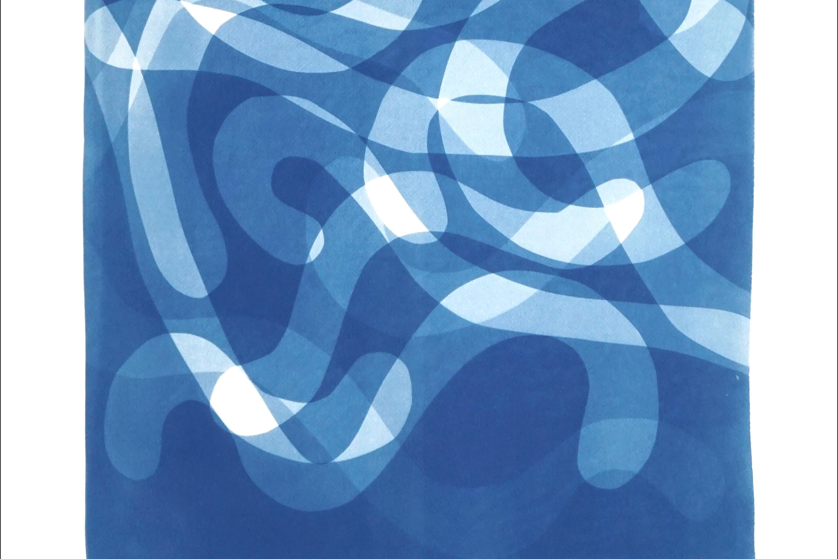 Des tourbillons tombés, couches courbes organiques dans les tons bleus, cyanotype sur papier fait à la main - Bleu Abstract Photograph par Kind of Cyan