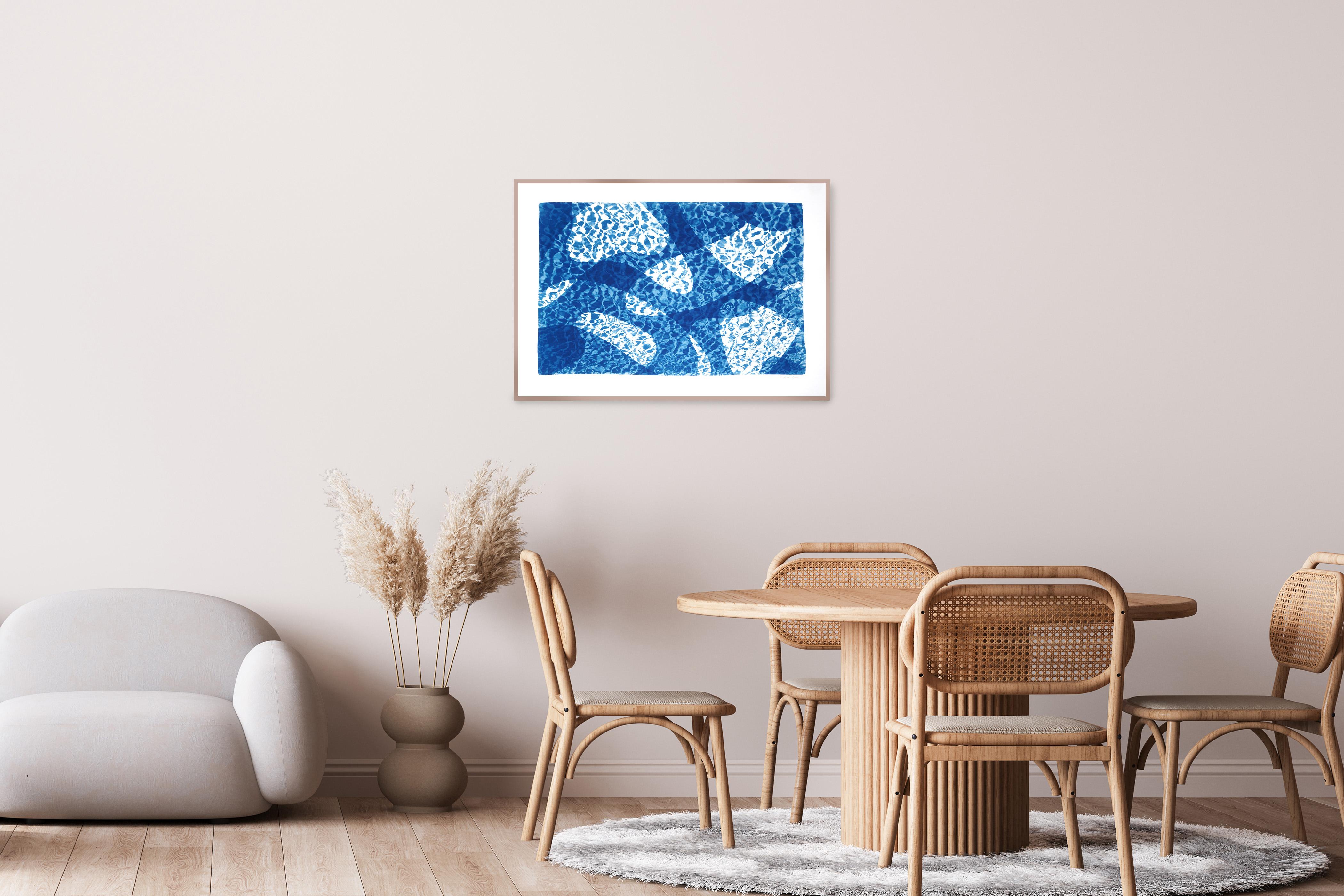 Pesce che nuota sotto l'acqua, stampa cianotipica dai toni blu freschi, Pool Art su carta - Print di Kind of Cyan