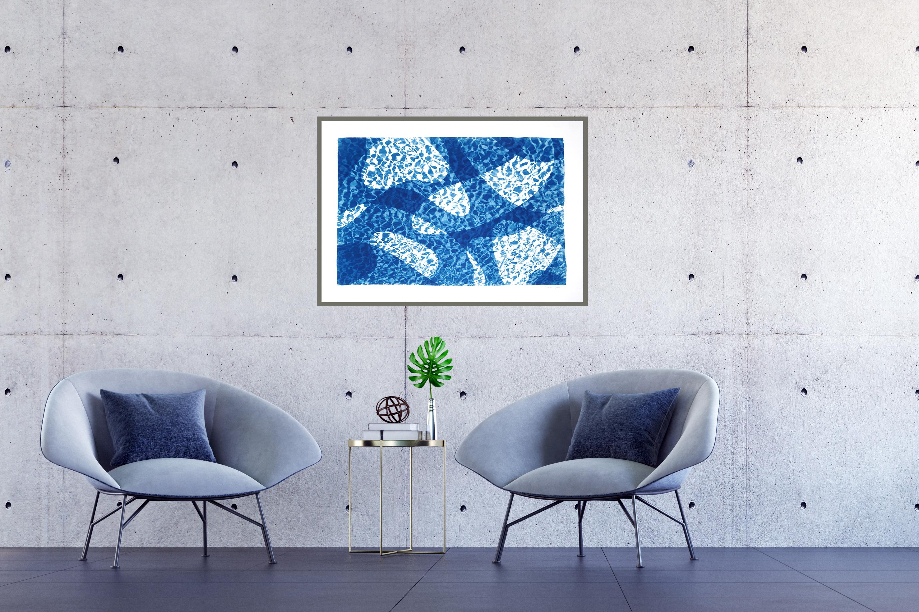Pesce che nuota sotto l'acqua, stampa cianotipica dai toni blu freschi, Pool Art su carta - Print Astratto di Kind of Cyan