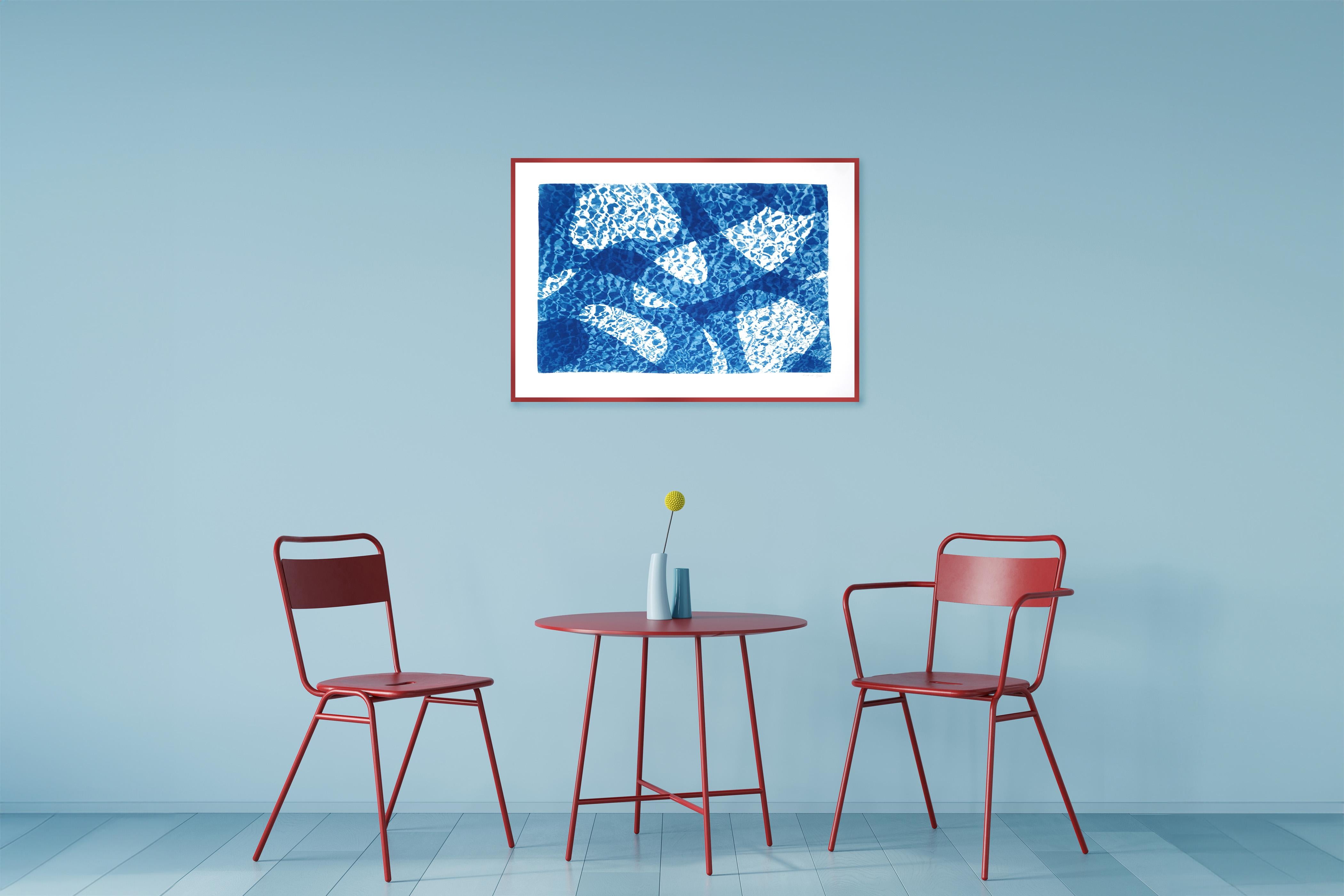 Pesce che nuota sotto l'acqua, stampa cianotipica dai toni blu freschi, Pool Art su carta - Abstract Print Blu di Kind of Cyan