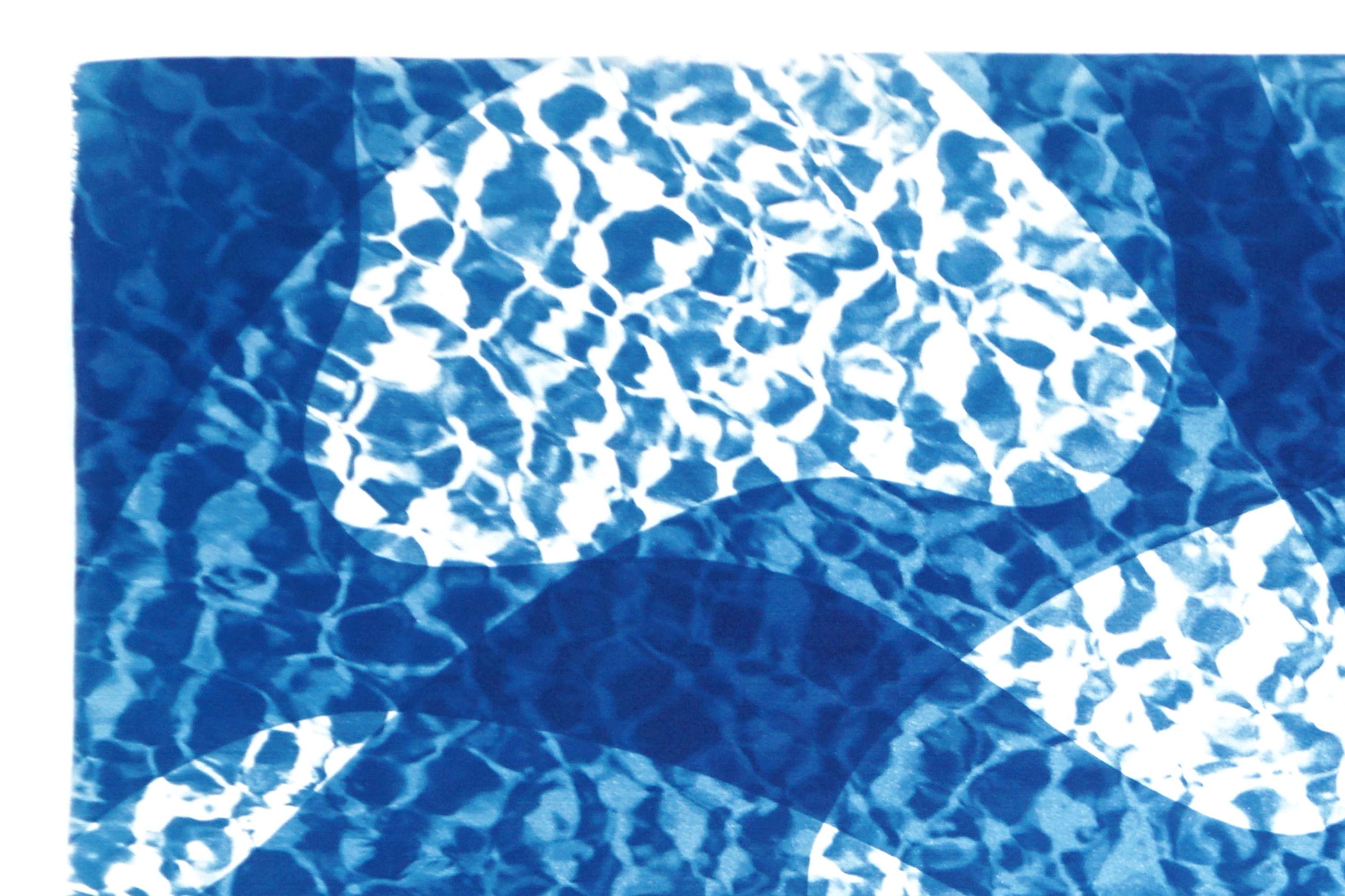 Pesce che nuota sotto l'acqua, stampa cianotipica dai toni blu freschi, Pool Art su carta in vendita 1