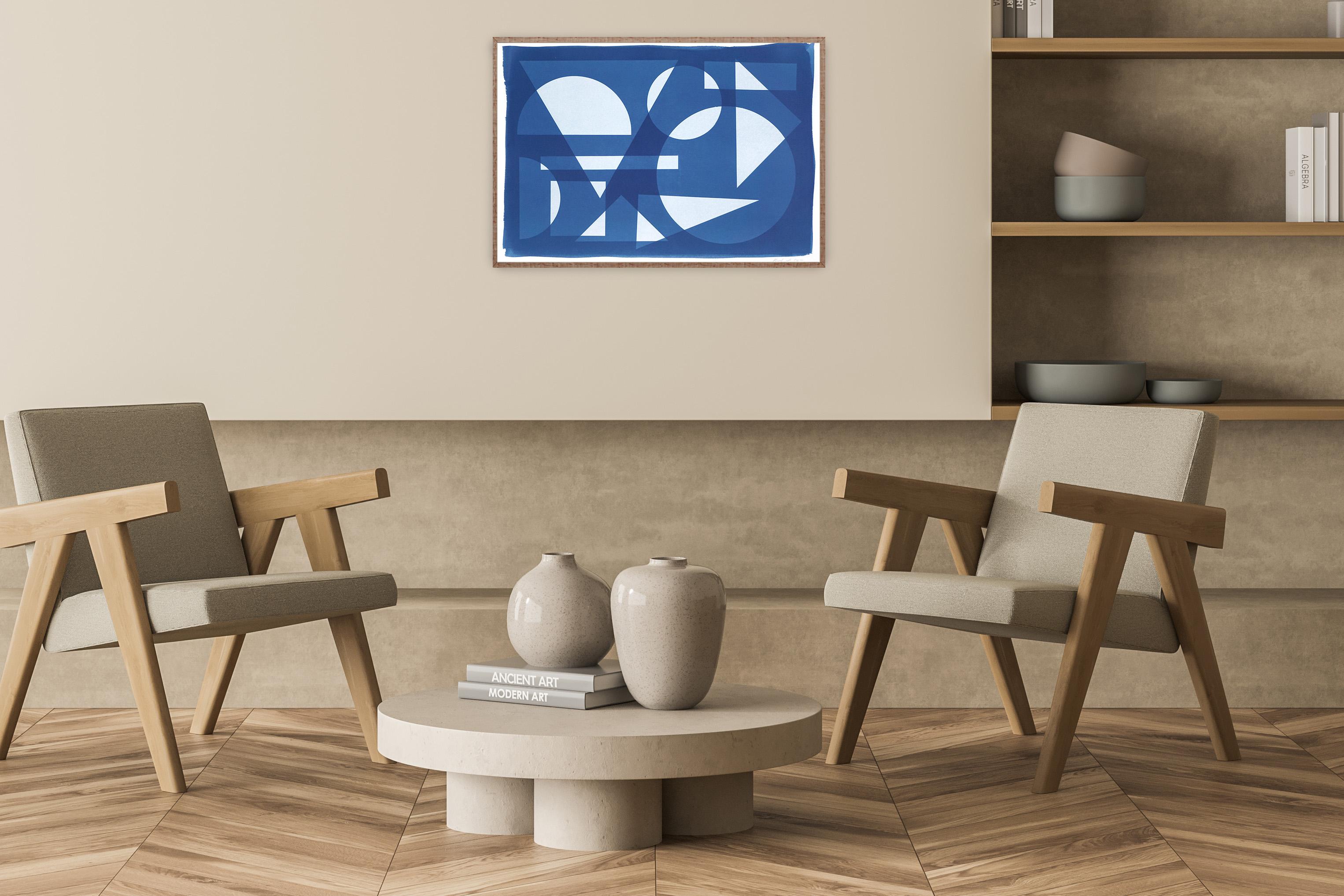 Futuristische geometrische Formen, Dreiecke und Kreise, weiße und blaue Transparenzenzen im Angebot 3