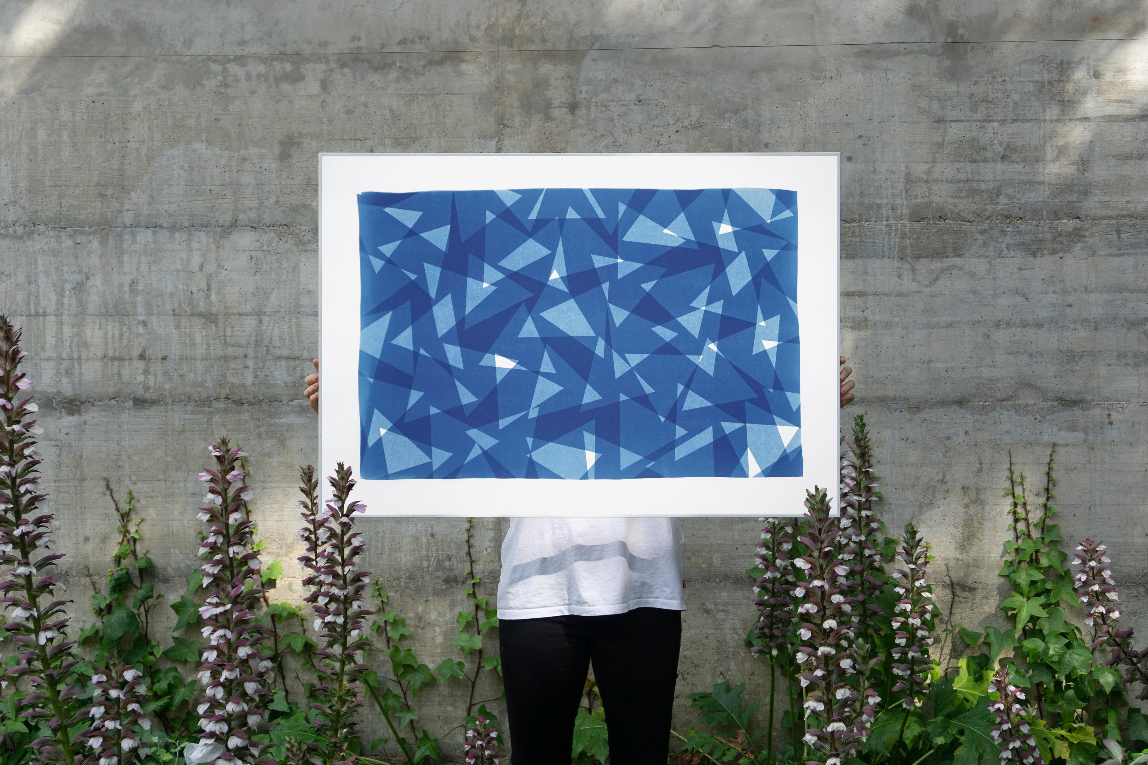 Impression à motif de triangles géométriques, cyanotype de papier à couches découpées dans les tons bleus - Print de Kind of Cyan