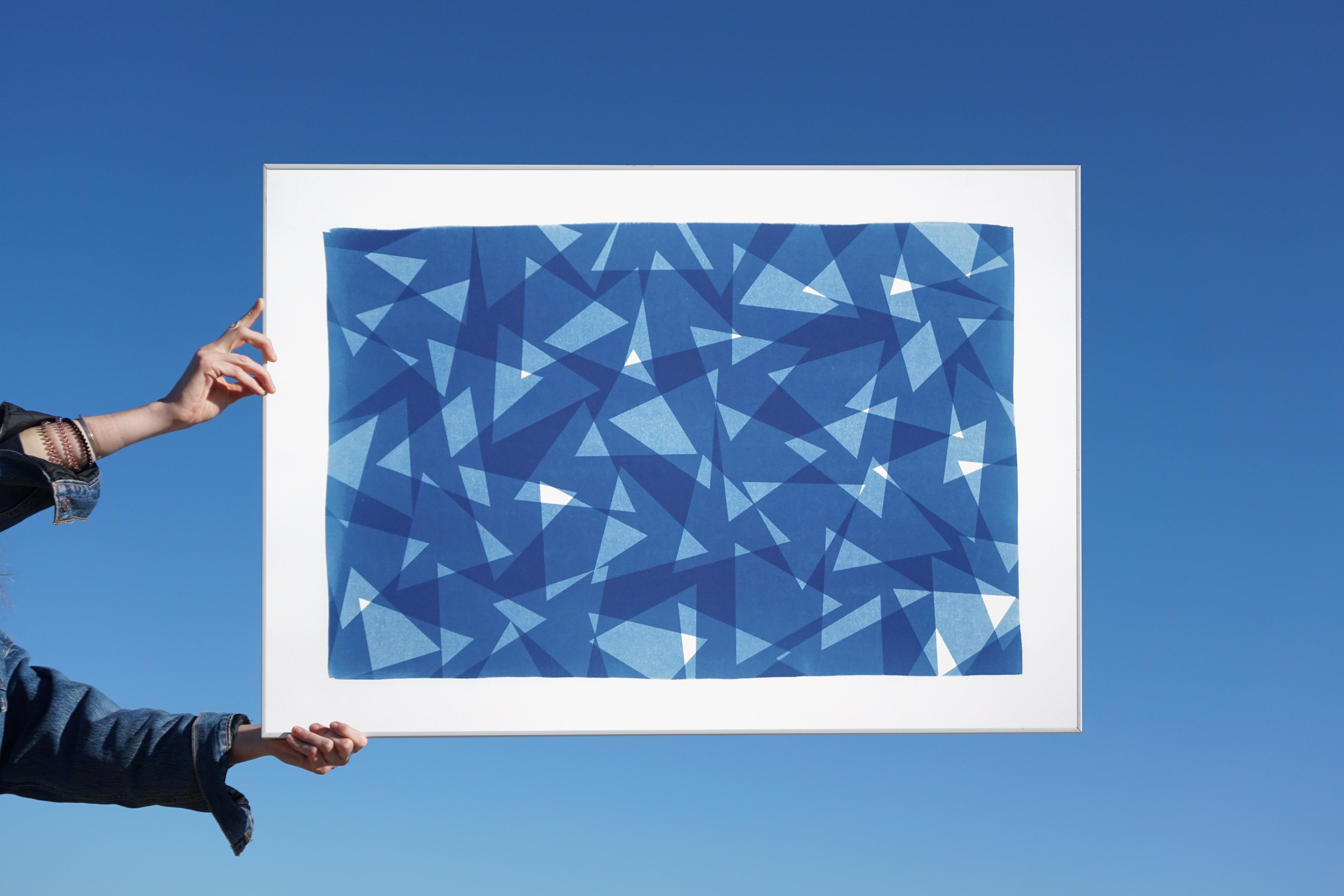 Impression à motif de triangles géométriques, cyanotype de papier à couches découpées dans les tons bleus - Géométrique abstrait Print par Kind of Cyan