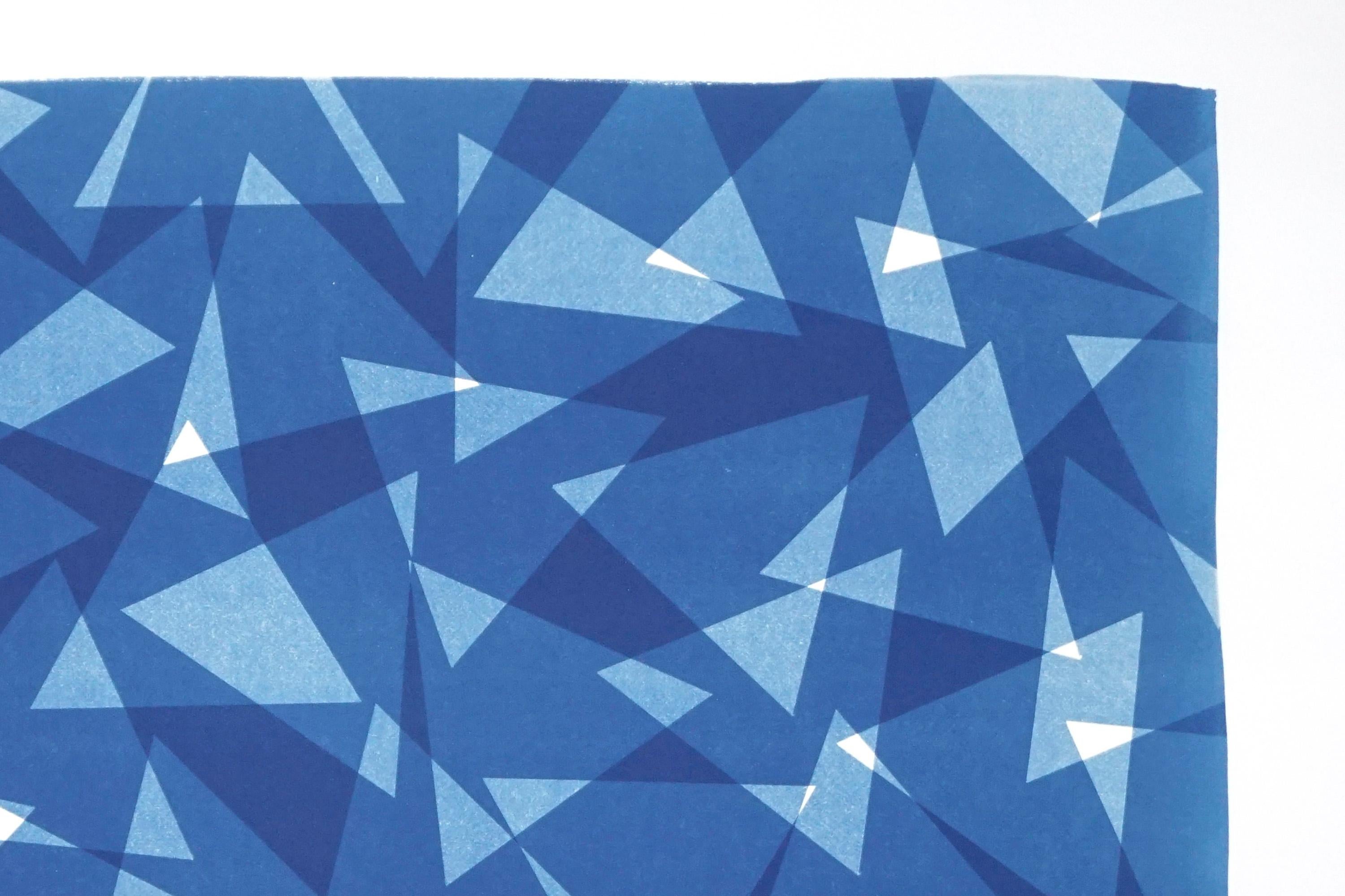 Impression à motif de triangles géométriques, cyanotype de papier à couches découpées dans les tons bleus - Bleu Abstract Print par Kind of Cyan